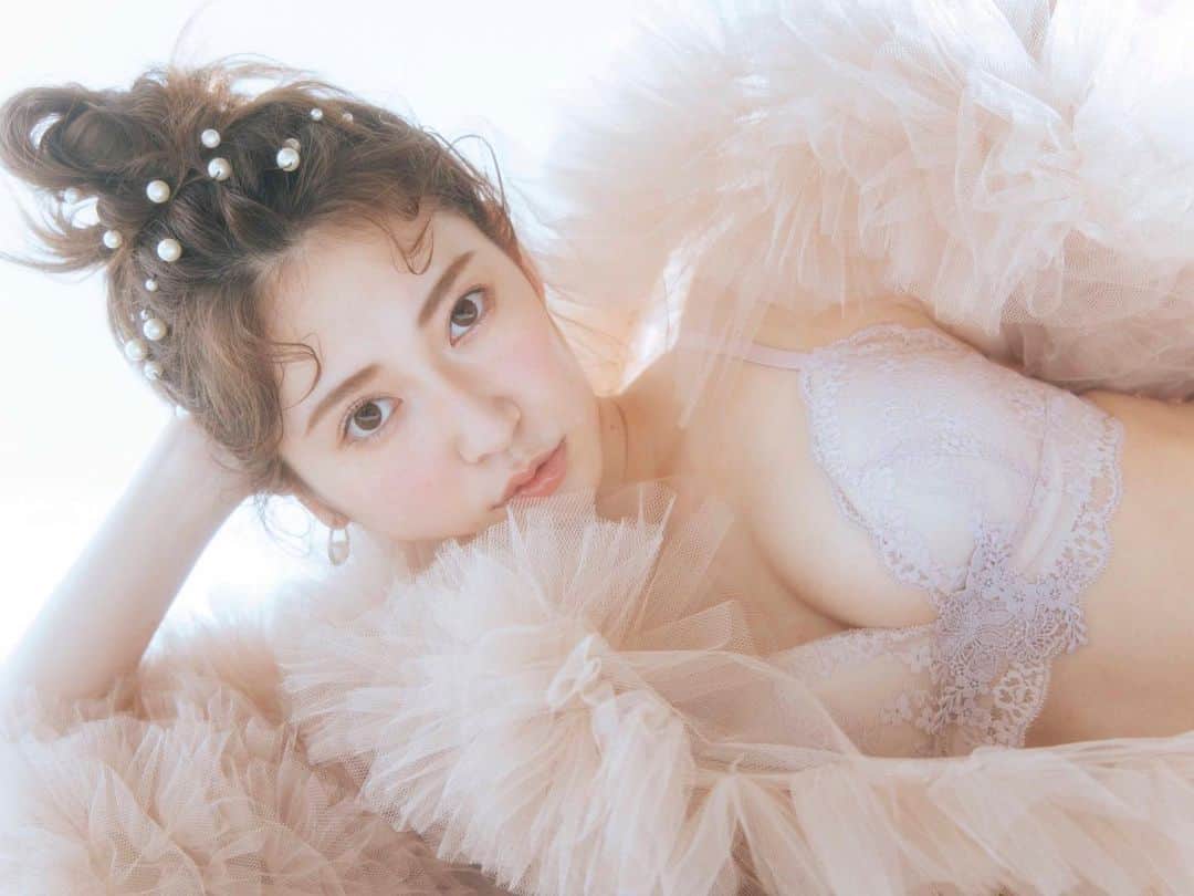 吉田朱里のインスタグラム：「そして今日は @bidol_official と @peachjohn_official の 夢のコラボ💗💗💗 . すっぴんクリアのPJコラボの香りが発売です🤭💗 . 是非コラボのバストクリームとヒップルンと合わせて使って素敵な夜にして下さい💓」