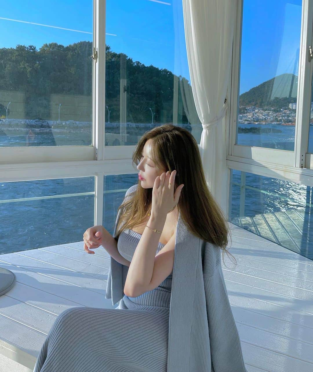 Choi Somiさんのインスタグラム写真 - (Choi SomiInstagram)「⠀⠀⠀⠀ #글랜더 #glander  10장 꽉꽉🤍 뷰가 다한 사진🌊」10月26日 12時22分 - cxxsomi