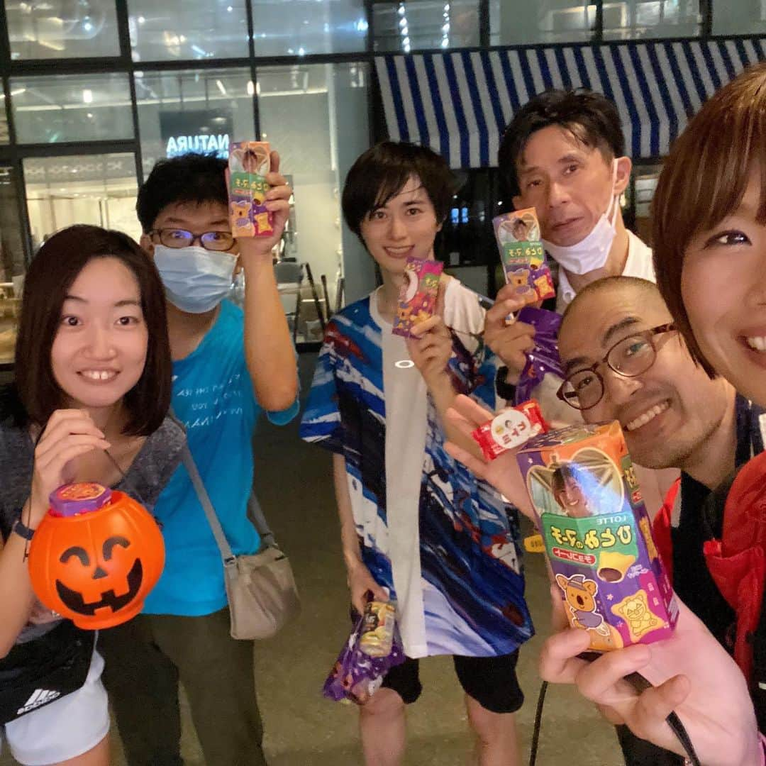 きゃっするひとみーさんのインスタグラム写真 - (きゃっするひとみーInstagram)「㊗️Castle running club🏯 ２nd Anniversary🌙🎉  2020年10月から始まった火曜日の夜に大阪城をはしるランニングクラブ❣️🏃‍♀️ 2周年月間でした😆🫰❤️❤️❤️  私は、走ること、マラソンを【生涯スポーツ】として選んでほしいし、走ることを楽しんでほしい。  速さは関係なく、挑戦することをみんなで応援しあえる。  走ることで出会った仲間、出会った縁を大切にしてほしい。  女性が1人でも来やすいチームにしたい。  そして、みんなが誰も傷つけることなく、優しい人が集まるチームにしたい。  年齢、育った街も仕事も何もかも違うけど、火曜日の夜に大阪城で走る仲間☺️  いいことがあった時も、嫌なことがあった時も。みんなと走ると自然と笑顔で帰れるような場所に。  もちろん、それぞれの目標達成に向けても最大限のサポートを❣️  陸上未経験なのにランニングチームを作る上で、いろんなチームを見てきたなかで、思い描いていた理想のチームが私の努力ではなくみなさんのおかげで形になっています。  どこに出しても恥ずかしくない子。笑 っていうとなんか変？かもやけど、みんなにCRCの人たちって感じもいいし、応援したら絶対返してくれる✨ いつも笑顔の多い、いいチームやね☺️ と言ってもらえることがこの一年は特に多くて、我が子が褒められてるように嬉しかった❣️✨  本当に【素敵な人】がとても多くて、学ばせてもらうこともたくさん。 けんそん、まえしゅんもいつもサポートもありがとう🙏✨  私は走る技術や経験ではプロではないので、月に1回程度は元実業団選手のコーチなどにもきていただいたりもしています。 これも【走ること】は誰でも教えられなくてもできるスポーツだからこそ難しいと思っていて。  1人の指導者の考え方が全てではないとも思います。 いろんなコーチやいろんな走ることの考え方や技術も学んでほしいし出会ってほしい。 怪我なく、生涯スポーツとして共に過ごせるようにも。  この2年、1回でもきてくださった皆様、本当にありがとうございました☺️✨ これからも皆さんが長く楽しく走ることのできる環境をつくっていきたいです❤️  反省しながら？！笑　楽しんでいきましょうね🫰❣️  走ることは生きること。 大好きな言葉です☺️  🌙MCとして参加大会🌙 #PBアシストハーフマラソン　in大阪 11.23開催！エントリー受付中！ 11.3はin東京 #大阪ランナーズトライアル 12.10開催！エントリー受付中🫰  🏯熊本城マラソン2022公認インフルエンサー🐻🏯 2023.2.19開催！熊本城マラソン、熊本の魅力お届けします！！ 🌸ふくい桜マラソンプレ大会ゲストランナー🌸 2023.3.26開催！大迫傑さん、神野大地さんと福井でお待ちしております！  出場マラソン⭐︎  #神戸マラソン #熊本城マラソン #大阪マラソン #saurusマラソン  #小野ハーフマラソン  #ふくい桜マラソン #名古屋ウィメンズマラソン  #愛媛マラソン #奈良マラソン  #マラソン #marathon #running #マラソン女子  #マラソントレーニング  #マラソン大会」10月26日 12時35分 - takaxjumppp