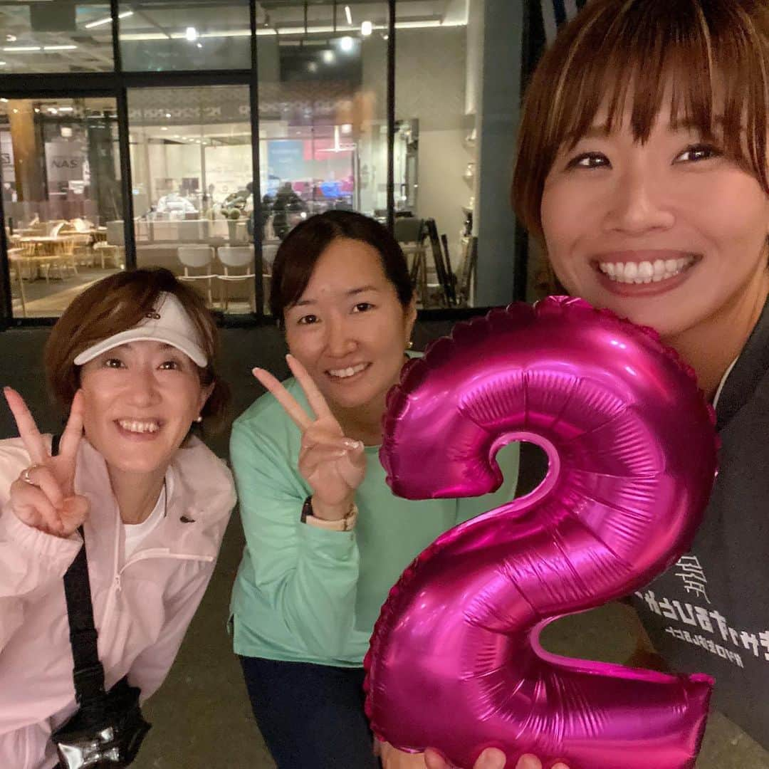 きゃっするひとみーさんのインスタグラム写真 - (きゃっするひとみーInstagram)「㊗️Castle running club🏯 ２nd Anniversary🌙🎉  2020年10月から始まった火曜日の夜に大阪城をはしるランニングクラブ❣️🏃‍♀️ 2周年月間でした😆🫰❤️❤️❤️  私は、走ること、マラソンを【生涯スポーツ】として選んでほしいし、走ることを楽しんでほしい。  速さは関係なく、挑戦することをみんなで応援しあえる。  走ることで出会った仲間、出会った縁を大切にしてほしい。  女性が1人でも来やすいチームにしたい。  そして、みんなが誰も傷つけることなく、優しい人が集まるチームにしたい。  年齢、育った街も仕事も何もかも違うけど、火曜日の夜に大阪城で走る仲間☺️  いいことがあった時も、嫌なことがあった時も。みんなと走ると自然と笑顔で帰れるような場所に。  もちろん、それぞれの目標達成に向けても最大限のサポートを❣️  陸上未経験なのにランニングチームを作る上で、いろんなチームを見てきたなかで、思い描いていた理想のチームが私の努力ではなくみなさんのおかげで形になっています。  どこに出しても恥ずかしくない子。笑 っていうとなんか変？かもやけど、みんなにCRCの人たちって感じもいいし、応援したら絶対返してくれる✨ いつも笑顔の多い、いいチームやね☺️ と言ってもらえることがこの一年は特に多くて、我が子が褒められてるように嬉しかった❣️✨  本当に【素敵な人】がとても多くて、学ばせてもらうこともたくさん。 けんそん、まえしゅんもいつもサポートもありがとう🙏✨  私は走る技術や経験ではプロではないので、月に1回程度は元実業団選手のコーチなどにもきていただいたりもしています。 これも【走ること】は誰でも教えられなくてもできるスポーツだからこそ難しいと思っていて。  1人の指導者の考え方が全てではないとも思います。 いろんなコーチやいろんな走ることの考え方や技術も学んでほしいし出会ってほしい。 怪我なく、生涯スポーツとして共に過ごせるようにも。  この2年、1回でもきてくださった皆様、本当にありがとうございました☺️✨ これからも皆さんが長く楽しく走ることのできる環境をつくっていきたいです❤️  反省しながら？！笑　楽しんでいきましょうね🫰❣️  走ることは生きること。 大好きな言葉です☺️  🌙MCとして参加大会🌙 #PBアシストハーフマラソン　in大阪 11.23開催！エントリー受付中！ 11.3はin東京 #大阪ランナーズトライアル 12.10開催！エントリー受付中🫰  🏯熊本城マラソン2022公認インフルエンサー🐻🏯 2023.2.19開催！熊本城マラソン、熊本の魅力お届けします！！ 🌸ふくい桜マラソンプレ大会ゲストランナー🌸 2023.3.26開催！大迫傑さん、神野大地さんと福井でお待ちしております！  出場マラソン⭐︎  #神戸マラソン #熊本城マラソン #大阪マラソン #saurusマラソン  #小野ハーフマラソン  #ふくい桜マラソン #名古屋ウィメンズマラソン  #愛媛マラソン #奈良マラソン  #マラソン #marathon #running #マラソン女子  #マラソントレーニング  #マラソン大会」10月26日 12時35分 - takaxjumppp