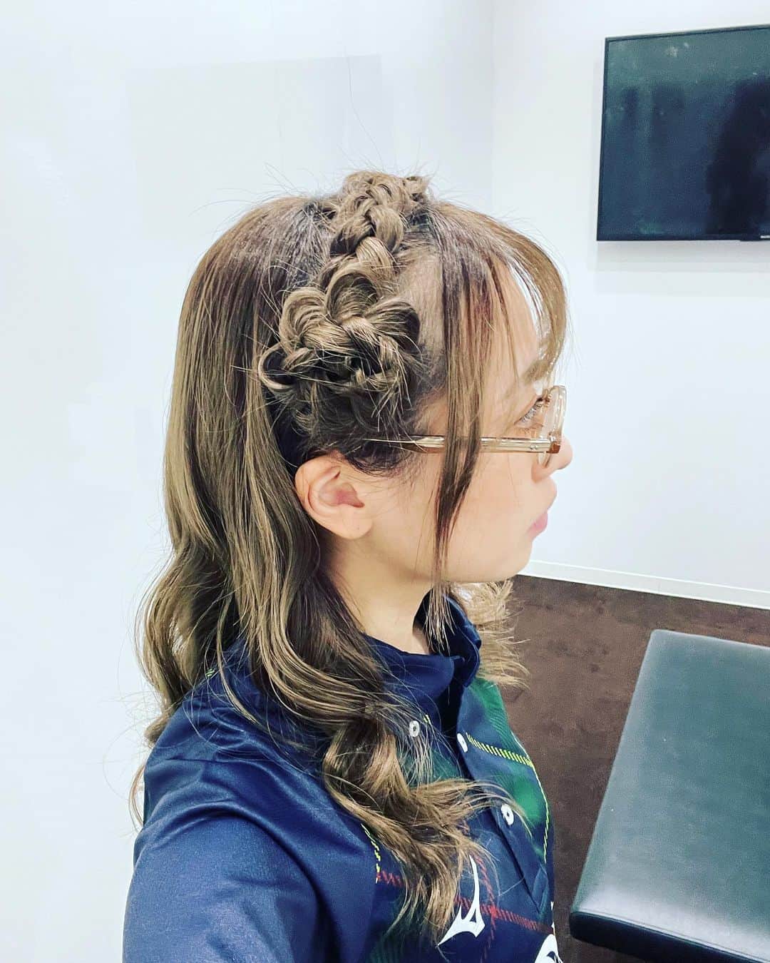 丸山奏子さんのインスタグラム写真 - (丸山奏子Instagram)「はなまるヘアー💮  髪の毛でお花つくるのすごすぎる😳😳😳😳💓」10月26日 12時40分 - maruko.ochibi
