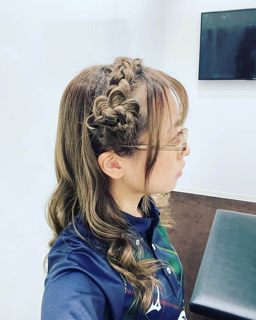 丸山奏子のインスタグラム：「はなまるヘアー💮  髪の毛でお花つくるのすごすぎる😳😳😳😳💓」