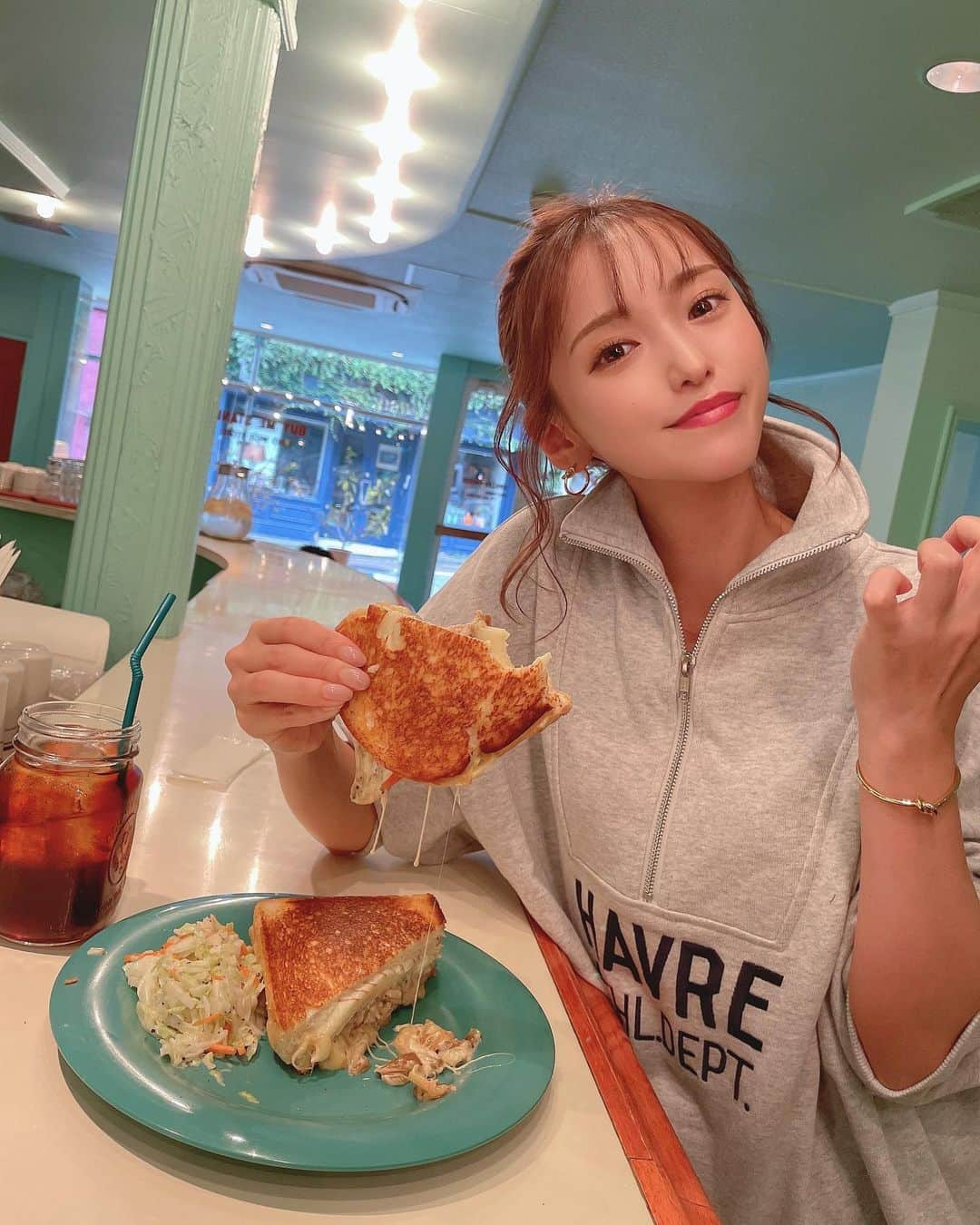 引地裕美さんのインスタグラム写真 - (引地裕美Instagram)「🥪🍎🥪🍎🥪  ティファニーブルーで統一された店内🫐♡♡♡  りんごと豚肉とチーズが入った APPLE CHEEKSが美味しすぎた🤤  #ゆうみ服 🧺 #みんちゃんカフェ巡り ☕️ #横浜グルメ #元町カフェ #元町ランチ #yokohama #ハーフジップ #スウェット  #UMine #japan #옷스타그램 #데일리룩 #코디스타그램 #每日穿搭  #ootd #fashionblogger #WhatIWore #follow #fashionista #japanesegirl」10月26日 12時44分 - yuumihikichi