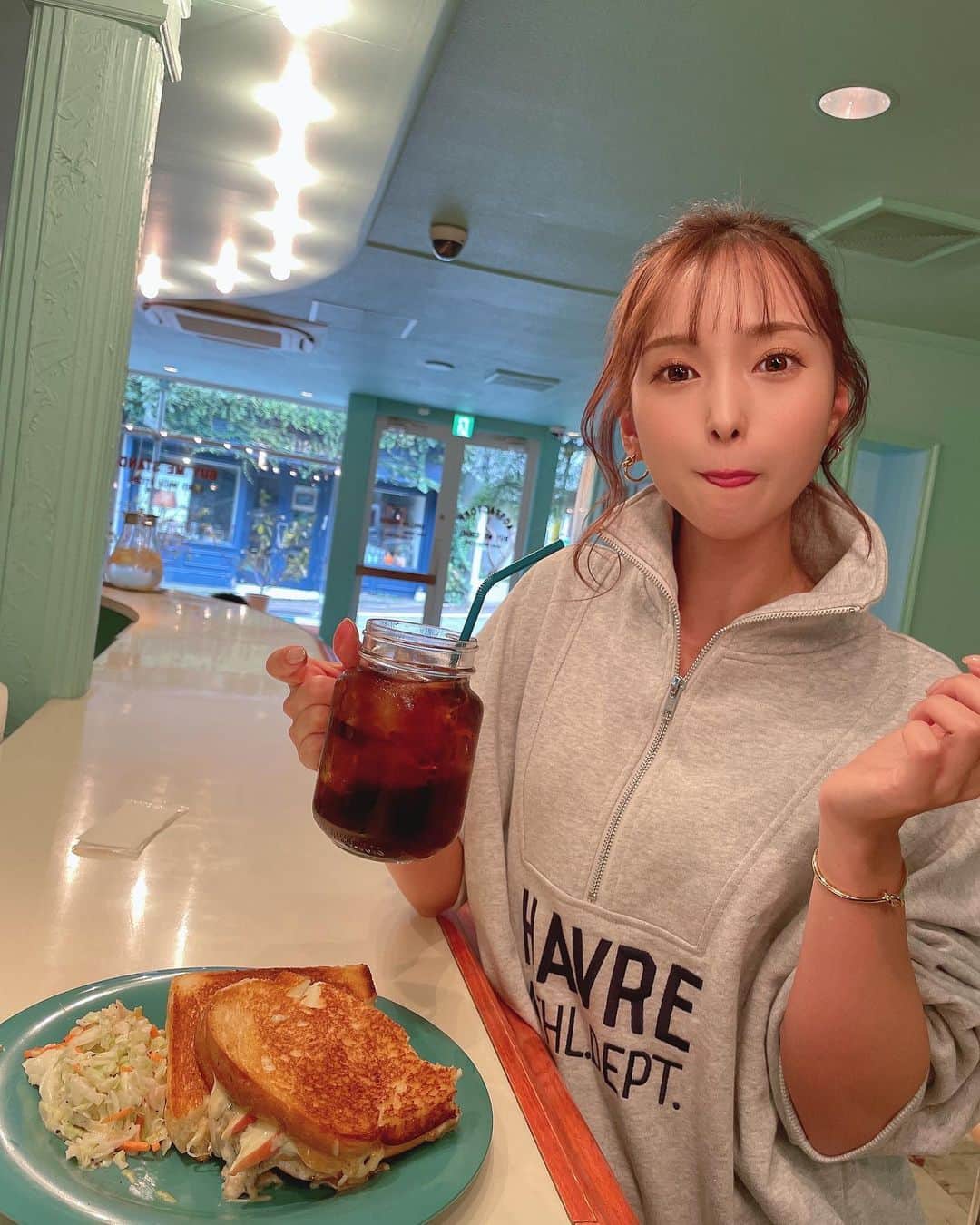引地裕美のインスタグラム：「🥪🍎🥪🍎🥪  ティファニーブルーで統一された店内🫐♡♡♡  りんごと豚肉とチーズが入った APPLE CHEEKSが美味しすぎた🤤  #ゆうみ服 🧺 #みんちゃんカフェ巡り ☕️ #横浜グルメ #元町カフェ #元町ランチ #yokohama #ハーフジップ #スウェット  #UMine #japan #옷스타그램 #데일리룩 #코디스타그램 #每日穿搭  #ootd #fashionblogger #WhatIWore #follow #fashionista #japanesegirl」