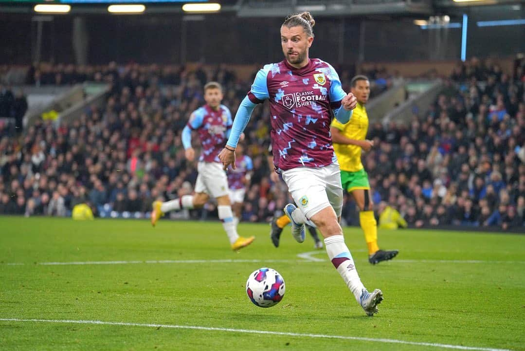 ジェイ・ロドリゲスさんのインスタグラム写真 - (ジェイ・ロドリゲスInstagram)「Big win last night ➕3️⃣ Happy to get my 50th league goal for @burnleyofficial  See you Saturday 🔜  #utc」10月26日 18時24分 - jayrodriguez_9