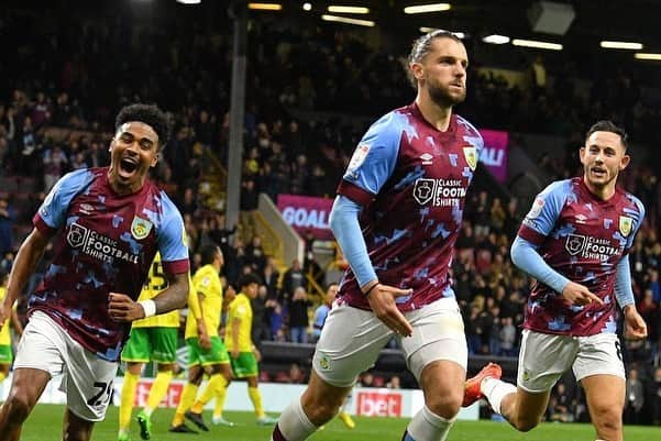 ジェイ・ロドリゲスさんのインスタグラム写真 - (ジェイ・ロドリゲスInstagram)「Big win last night ➕3️⃣ Happy to get my 50th league goal for @burnleyofficial  See you Saturday 🔜  #utc」10月26日 18時24分 - jayrodriguez_9