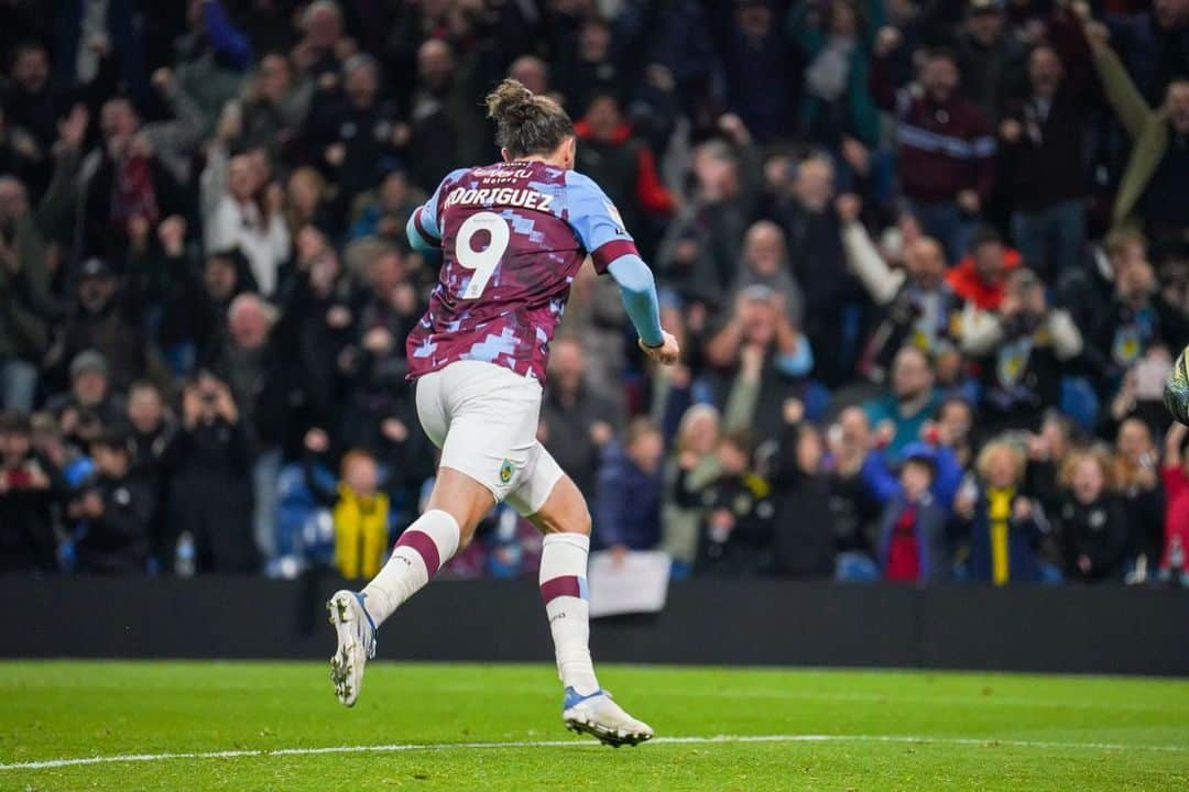 ジェイ・ロドリゲスさんのインスタグラム写真 - (ジェイ・ロドリゲスInstagram)「Big win last night ➕3️⃣ Happy to get my 50th league goal for @burnleyofficial  See you Saturday 🔜  #utc」10月26日 18時24分 - jayrodriguez_9