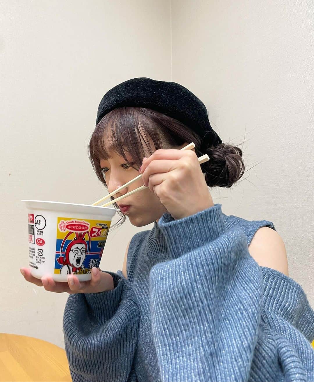 須田亜香里さんのインスタグラム写真 - (須田亜香里Instagram)「今日の朝食は楽屋でラーメンでした❤️ 体温まるおだしが優しいスープ飲み干せちゃう系ラーメン。 マジで朝から行けちゃう。 チャンさん最高。 今年も美味しいラーメンありがとうございました✨ スイッチのラーメン部企画もそろそろ久々にやらないかなぁ？🫶  #コラボカップ麺 #海鮮だしチャンちゃんぽん #エースコックスーパーカップ #東海テレビスイッチ #須田亜香里衣装 #ベレー帽アレンジ」10月26日 13時14分 - akarisuda
