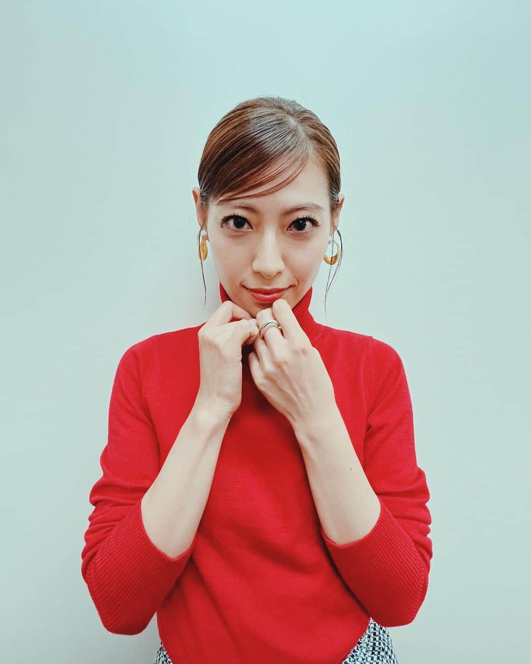 瀧本美織のインスタグラム：「❤️ TOKYO FM「サンデースペシャル とっとり、いいとこどりラジオ」の公開収録でした！ 平井知事、同じく鳥取出身の中江康人さん、料理家の和田明日香さんと地元鳥取をPRしてきました☺️ MCを務めてくださった浜崎美保さんありがとうございました✨  ここでは言うタイミングはないかなと思っていたら、知事の方からドラマSisterにも触れてくださって！ 有り難い限りです🥹  放送は11月13日です！ お楽しみに。 また近くなったらお知らせしますね😀  この日はパリ気分な 衣装を選びました👠 ヘアメイクもフレンチ🇫🇷 tops&pants @jenne_official earrings @petit_ami34 ring @kameemon30   #鳥取  #radio  #tokyofm」