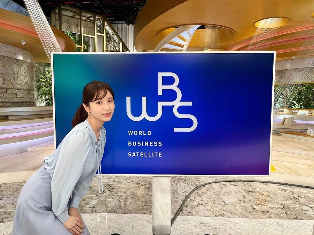 角谷暁子のインスタグラム：「今夜もWBSです📺」