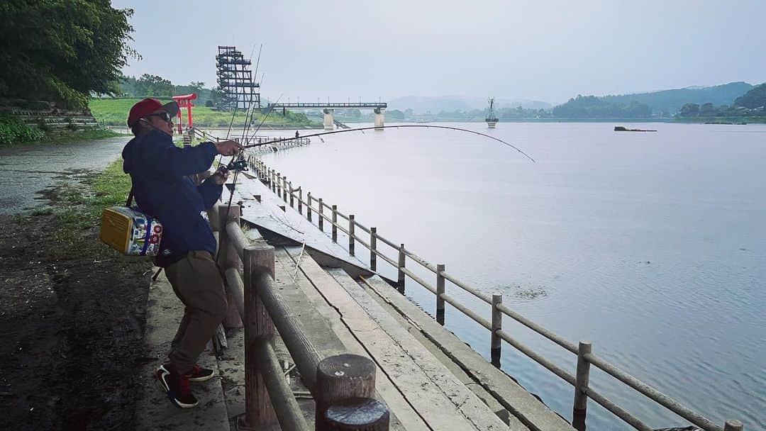 武井ドンゲバビーさんのインスタグラム写真 - (武井ドンゲバビーInstagram)「今夜18時に最新話公開🎣  まさかのRAIDJAPANの金森さんが降臨⁉️  プロフィール欄のURLから見てねー🍁  #バスフィッシング #バス釣り #ため池 #高滝湖 #野池 #raidjapan #レイドジャパン #金森隆志　さん #キズナ武田 #ムラーノ #ドンゲバビー #武井ドンゲバビー #ブラックバス #sy32」10月26日 13時41分 - takeidongebabee