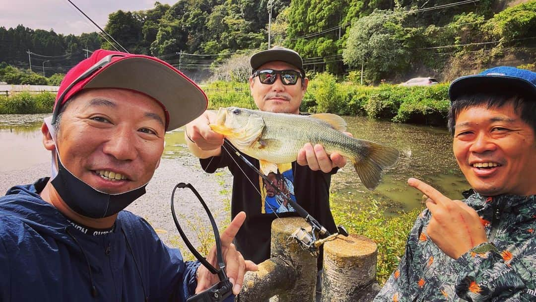 武井ドンゲバビーさんのインスタグラム写真 - (武井ドンゲバビーInstagram)「今夜18時に最新話公開🎣  まさかのRAIDJAPANの金森さんが降臨⁉️  プロフィール欄のURLから見てねー🍁  #バスフィッシング #バス釣り #ため池 #高滝湖 #野池 #raidjapan #レイドジャパン #金森隆志　さん #キズナ武田 #ムラーノ #ドンゲバビー #武井ドンゲバビー #ブラックバス #sy32」10月26日 13時41分 - takeidongebabee