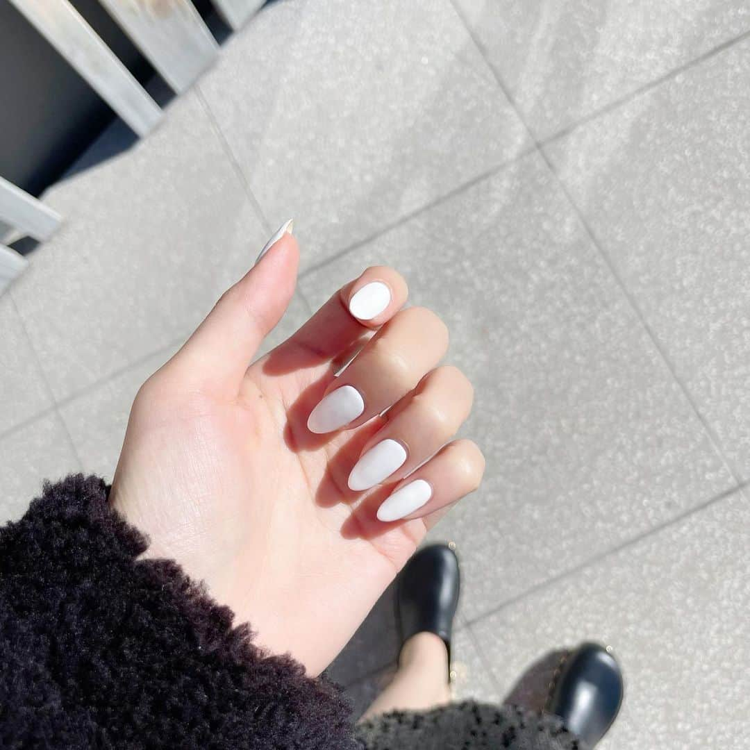 古畑星夏さんのインスタグラム写真 - (古畑星夏Instagram)「⠀ #newnail   冬はやっぱホワイトネイルだよね☃️♡  #today#ootd#nail#ネイル#冬ネイル」10月26日 14時03分 - starandsummer