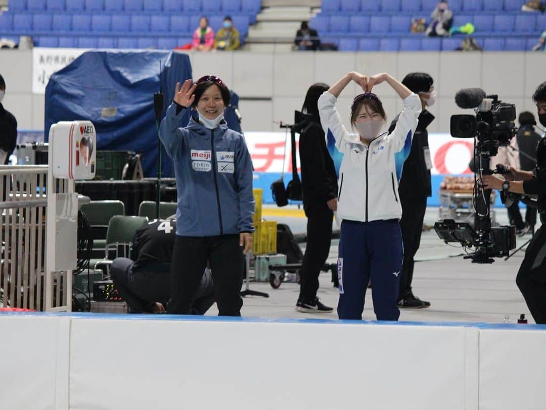 佐藤綾乃さんのインスタグラム写真 - (佐藤綾乃Instagram)「全日本距離別選手権大会終了☀️ 今年はたくさんの初めてがあった大会になりました！ 環境や目標の変化、引退された先輩方の新しい形での参加、日本でほぼ満席の観客がいる中でのレースなど、全てが新鮮でした🧚🏼‍♀️  色んな変化があってもやっぱり @miho.t_ss  は強いです。速いです。🥸  皆さま、最後まであたたかい応援をありがとうございました😌  🍎なおさん、今まで大変お疲れ様でした。 　　同じ時代に戦えて幸せでした🍎  #スピードスケート  #speedskate #ANA」10月26日 14時18分 - nonstagram_s2