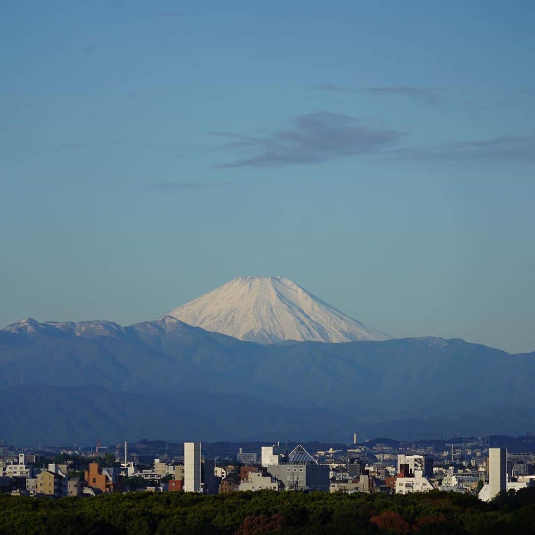 のインスタグラム：「本日デジイチで撮り直し。 朝イチ富士山。  望遠で撮ると登山道まで見える😯  来年こそは登らなきゃ… 富士山登頂は終活の一つです😊  #sonya7III #富士山」