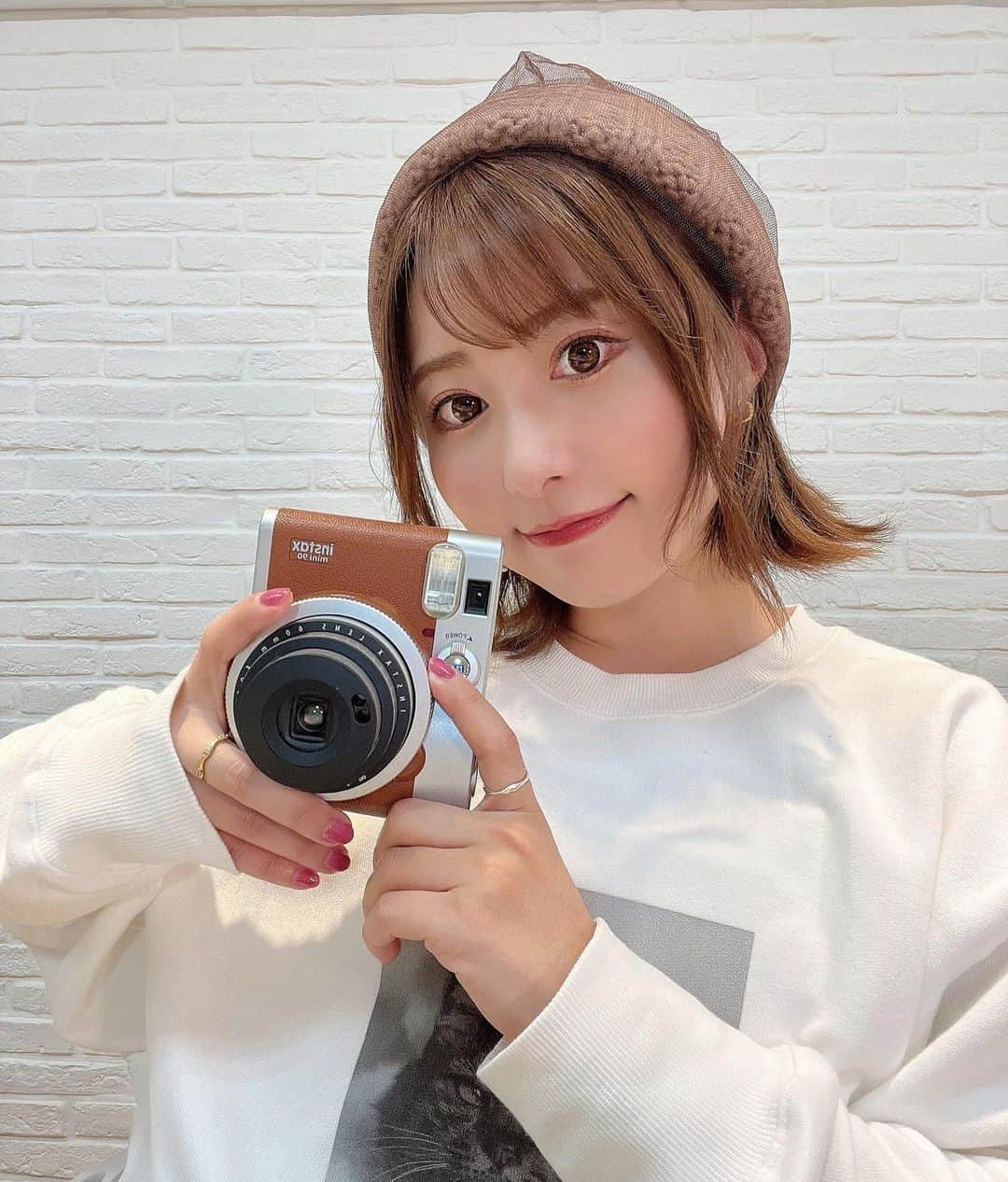 成瀬心美さんのインスタグラム写真 - (成瀬心美Instagram)「📸  はい、笑って笑ってー！  オンラインサイン会の時は 沢山のチェキを撮ります☺️  嬉しい気持ちと共に なんだか不思議な気持ちにもなるんだ。  まだこんなに 欲してくれる人が私には 居るんだなぁ、、なんて。  毎月、胸が熱くなる時間です。 本当にありがとう☺️  今回のオンラインイベントでは 毎月恒例のサイン会のほかに 飲み会もやりました❣️  本当に楽しかったー🥺✨  サイン会ではみんなの近況が 聞けるし 飲み会ではお互いの顔を見ながら みんなでワイワイ飲んだ❣️  オンラインなら、そのまま寝れるし(？ 何の心配もなく飲めるよね🤣 私めちゃくちゃ楽しすぎてさ 帰りに桑田さん聴きながら 泣きそうになっちゃったもん！！ (これ本当に幸せな時にやるやつ)  本当にみんなが好きだなぁって 楽しかったなぁって🥺  参加してくれてありがとうね！ またやろうね🥰  この日はファンの方にいただいた  @gelatopique_official  のねこパーカー😺  めちゃくちゃ着心地良くて お気に入りなの✨  今回は飲み会もあるから ゆるっとした服で行こうと思って☺️  下は新しく買った ロングブーツを合わせたのだけど うまく撮れませんでした🤣  #online #event #gelatopique #サイン会 #チェキ」10月26日 15時03分 - coco3ndazo