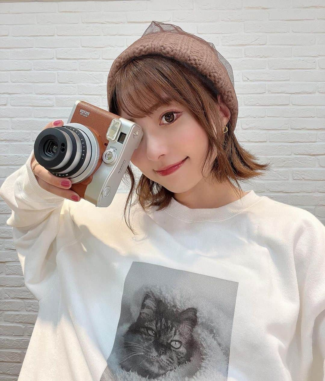 成瀬心美さんのインスタグラム写真 - (成瀬心美Instagram)「📸  はい、笑って笑ってー！  オンラインサイン会の時は 沢山のチェキを撮ります☺️  嬉しい気持ちと共に なんだか不思議な気持ちにもなるんだ。  まだこんなに 欲してくれる人が私には 居るんだなぁ、、なんて。  毎月、胸が熱くなる時間です。 本当にありがとう☺️  今回のオンラインイベントでは 毎月恒例のサイン会のほかに 飲み会もやりました❣️  本当に楽しかったー🥺✨  サイン会ではみんなの近況が 聞けるし 飲み会ではお互いの顔を見ながら みんなでワイワイ飲んだ❣️  オンラインなら、そのまま寝れるし(？ 何の心配もなく飲めるよね🤣 私めちゃくちゃ楽しすぎてさ 帰りに桑田さん聴きながら 泣きそうになっちゃったもん！！ (これ本当に幸せな時にやるやつ)  本当にみんなが好きだなぁって 楽しかったなぁって🥺  参加してくれてありがとうね！ またやろうね🥰  この日はファンの方にいただいた  @gelatopique_official  のねこパーカー😺  めちゃくちゃ着心地良くて お気に入りなの✨  今回は飲み会もあるから ゆるっとした服で行こうと思って☺️  下は新しく買った ロングブーツを合わせたのだけど うまく撮れませんでした🤣  #online #event #gelatopique #サイン会 #チェキ」10月26日 15時03分 - coco3ndazo