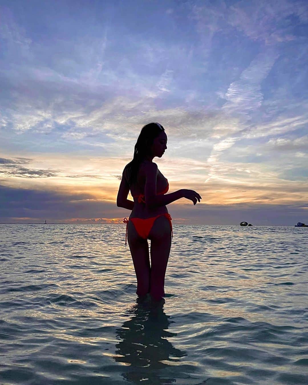 のインスタグラム：「The sunset on the beach ...  It was heavenly...🤍  時間によって空が青空からオレンジ🧡に オレンジからパープル💜に..  綺麗だなぁ🤍 ──────────────────────────  #miyakoisland #宮古島#前浜ビーチ  #与那覇前浜ビーチ #maehamabeach #maehama #maehama_ocs #宮古島旅行 #宮古島ブルー #宮古島ビーチ #海大好き#ビキニ女子 #Bikini#bikinigirl #ブラジリアンビキニ#Schnorchel#🤿#自由 #Schnorcheling #anessa#yonahamaehama #maehamabeach #サンセット#sunset」