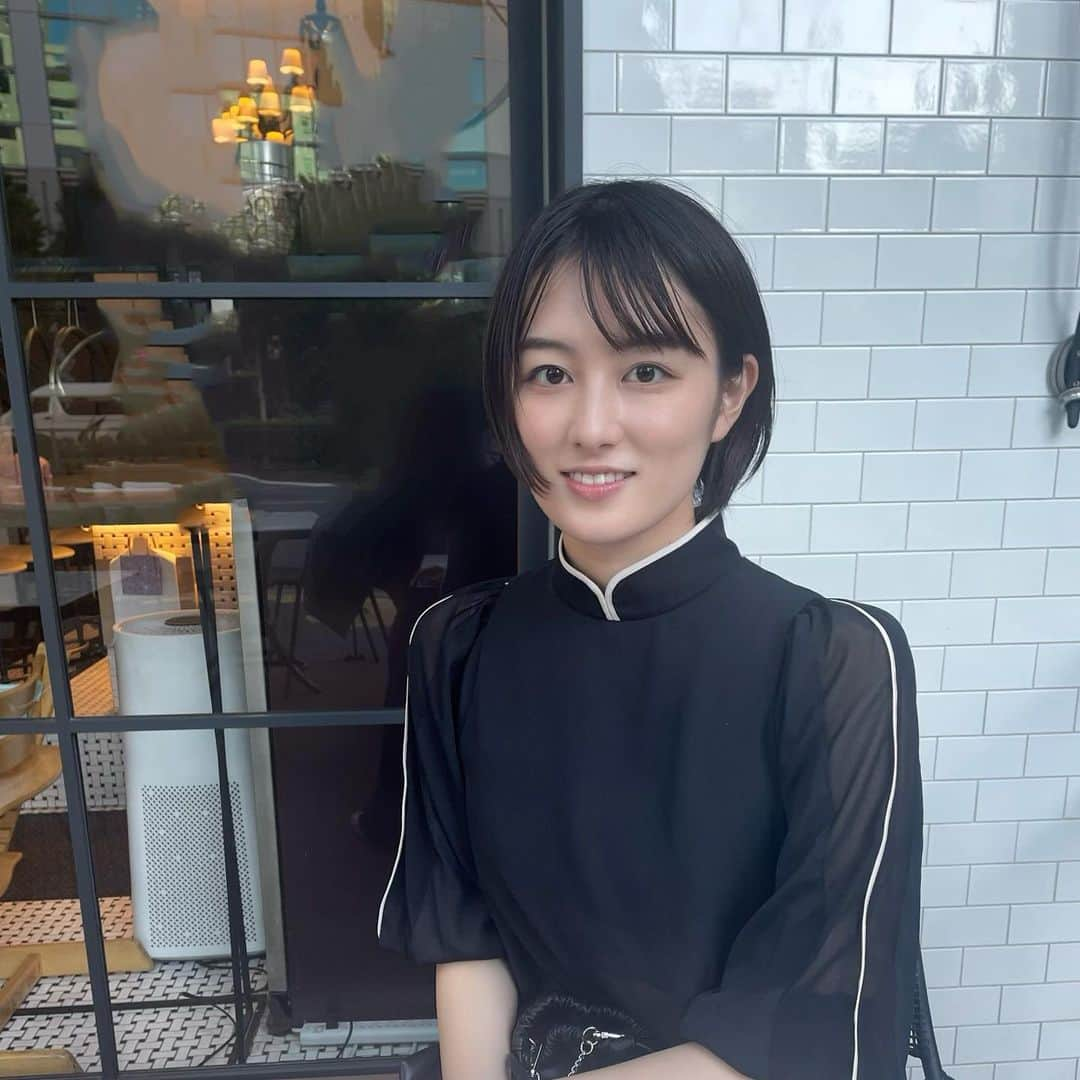 高月彩良のインスタグラム：「お久しぶりです🌙  紗絵ちゃんから、貰ったワンピースを着てご機嫌高月です。可愛いの。このワンピース！  季節の変わり目で、温度調節が大変な毎日です。肌寒いので毛布を出して、くるまったり、暑くなって足で蹴飛ばしたり、毛布も大忙しな季節だと思います。皆さまどうかお風邪を引かれないように🍀」