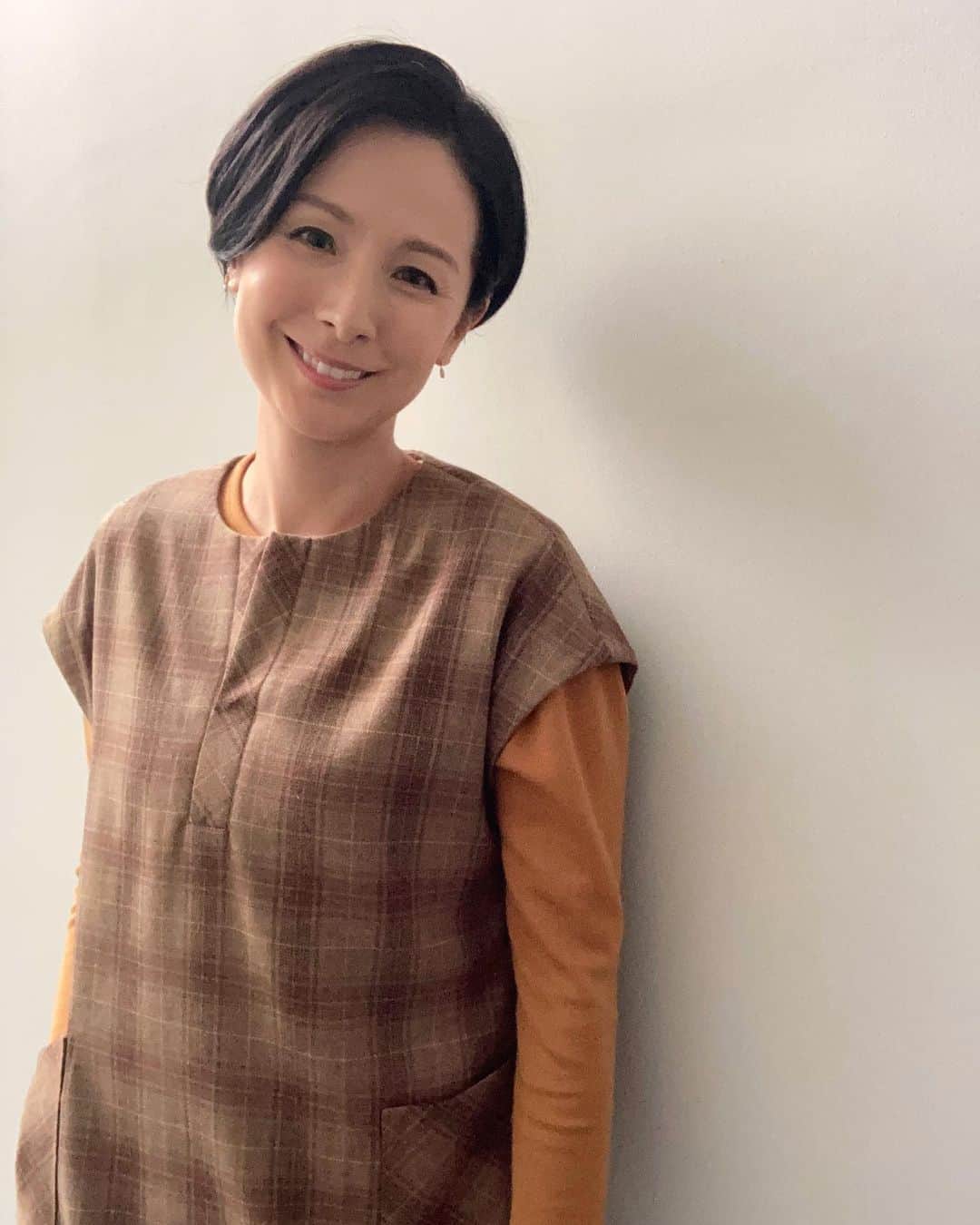 野村真季のインスタグラム：「ANN午後ニュース着用衣装  10/25 カットソー・ジャンパースカート @leilian_official  ピアス・イヤーカフ @starjewelry_press   10/26 カーディガン・スカート @so_close_official  ピアス・リング @starjewelry_press   #テレビ朝日 #アナウンサー #アナウンサー衣装 #ootd #40代コーデ #40代ファッション #50代ファッション #大人コーデ #大人ファッション  #野村真季」
