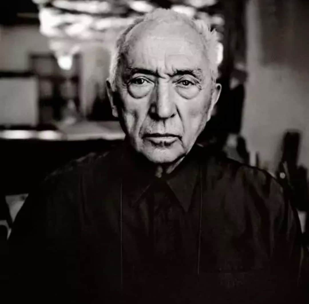 ニコラ・サルコジのインスタグラム：「J’ai appris avec une profonde tristesse la disparition de Pierre Soulages. La peinture mondiale perd aujourd’hui l’un de ses géants. Plus qu’une œuvre, il nous a légué un univers. A chacun de nous, il a fait redécouvrir le noir, en nous prouvant qu’elle pouvait être la plus lumineuse des couleurs. Car avant d’être le peintre du Noir, Pierre Soulages était d’abord le peintre de la lumière. Toute sa vie, l’enfant de Rodez a peint pour retrouver la lumière de son Aveyron natal, ou celle qui berce la Méditerranée, dans son refuge sétois. Pierre Soulages était aussi une personnalité remarquable d’intelligence et d’humanité, qui m’avait fait l’honneur de son amitié. J’adresse mes pensées les plus affectueuses à sa famille et à ses proches, tout particulièrement à Colette, son épouse et sa muse. NS」