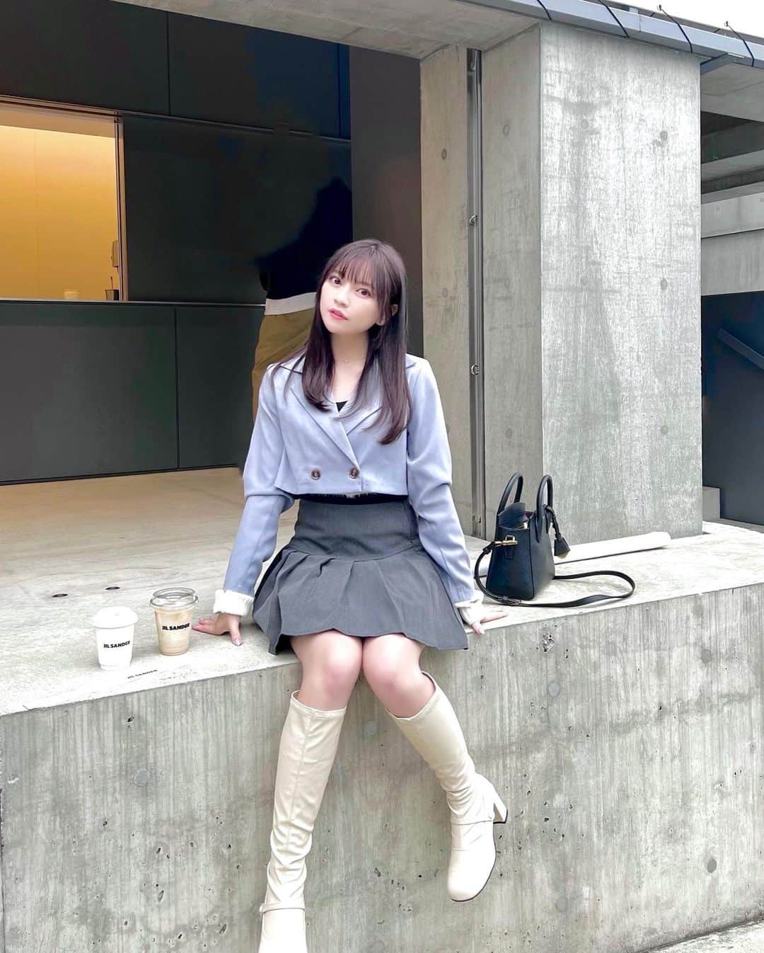 廣川奈々聖のインスタグラム：「最近の私服 🦋♡ ⁡ ⁡ 本当はブルーのワンピースとセットアップなんだけど、ジャケットだけでも可愛い☺︎🌙 ⁡ ⁡ 今年はたくさんロングブーツ履くんだ〜^. ̫.^！！ ⁡ ⁡ ⁡ ⁡ ⁡  #ななせのふく #redyazel #秋コーデ #ショートジャケット #ロングブーツ #プリーツスカート #ootd #japanesegirl」