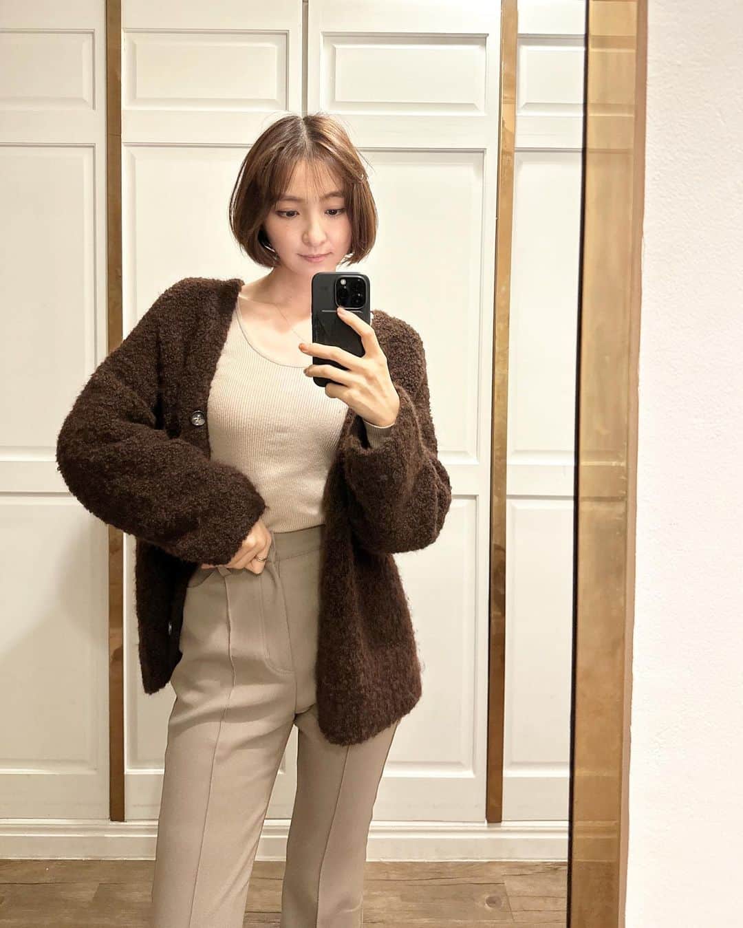 篠田麻里子のインスタグラム：「茶系の日✨ tops @gallardagalante  pants @clane_official   #marikoday#ootd#くまりこ🐻」