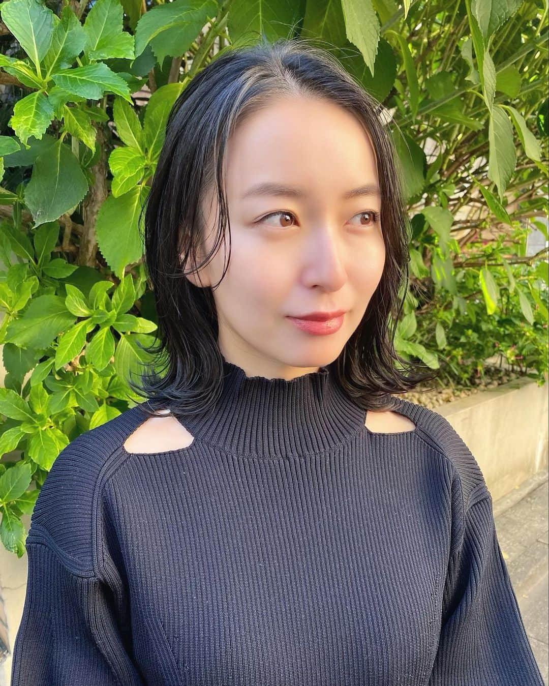 岩間恵のインスタグラム：「少しイメチェンしました🍇 とても久しぶりにここまで短い👶  前髪作ろうとしてたけど やっぱりやめて13cmくらいバッサリ✂️💇‍♀️  @hitomimohri さんありがとうございました✂︎💓」