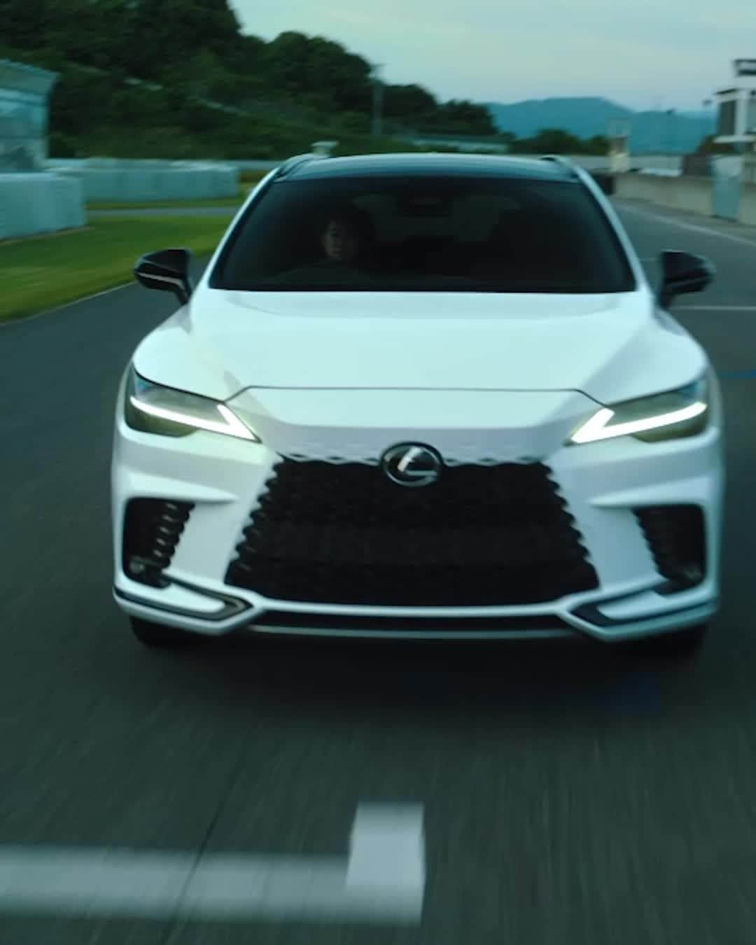 Lexus UKのインスタグラム：「Discover five facts about the all-new #LexusRX in less than 20 seconds. . . #Design #CarDesign #Automotive #Lexus #CarsofInstagram #LuxuryTravel #Luxury #LookAtMyLexus #ShowUsYourLexus」