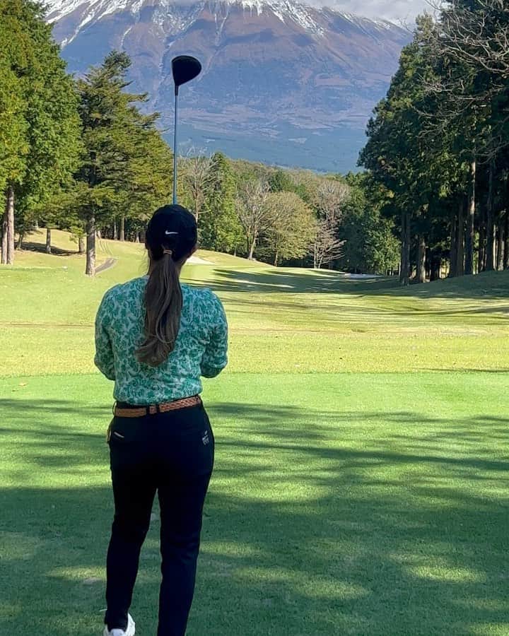 小林咲里奈のインスタグラム：「景色最高過ぎた🤭🗻  久々愛理とー✨ お互い、お疲れ様🙌🙌  #富士山」