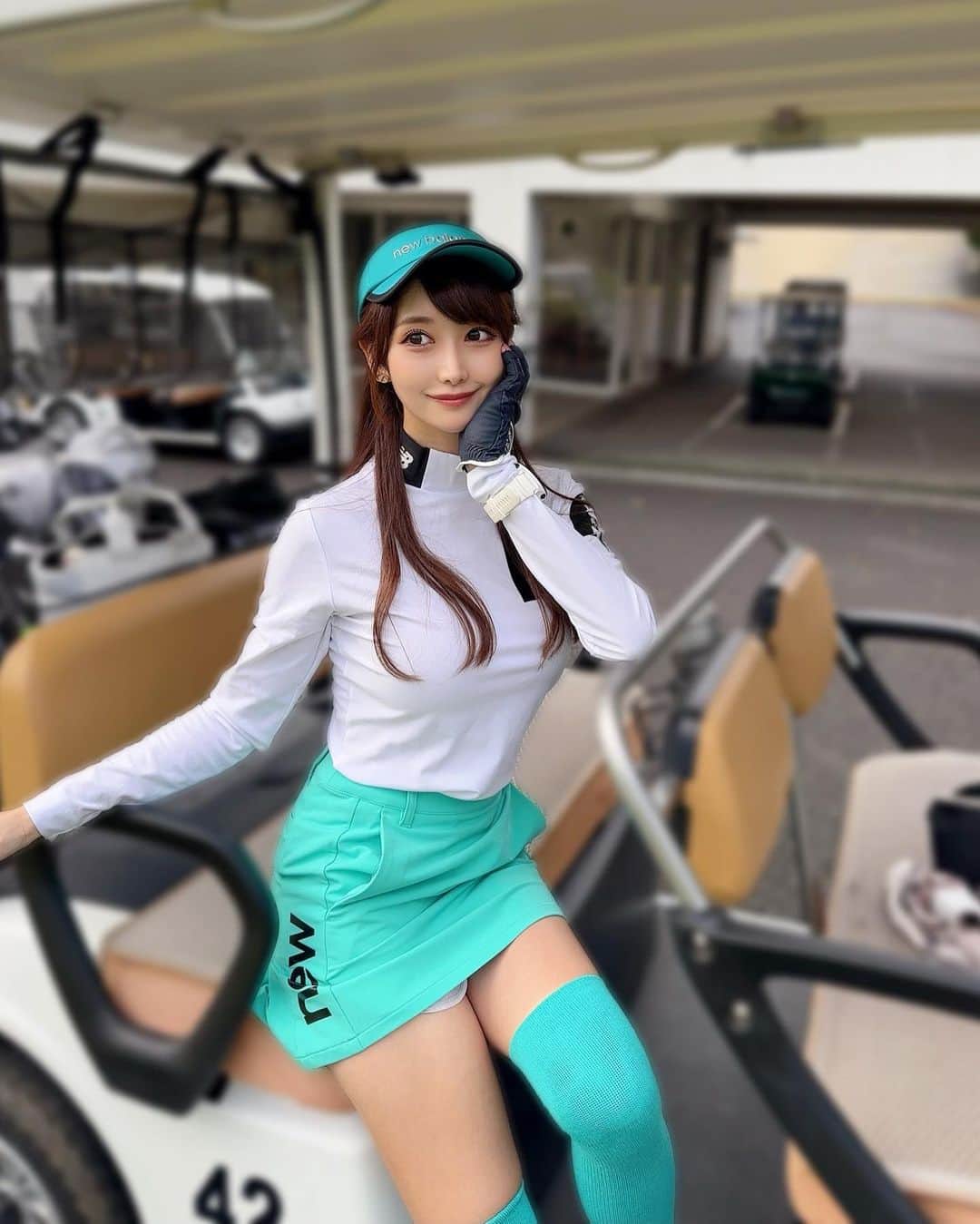 のインスタグラム：「. こんばんは⭐️ . おきにのニューバランス着た時の カートショットたち🤳💚 やっぱりタイトめなウェア好きだな💚 @newbalancegolf_japan  . . ゴルフ場でスパムおにぎり🍙売ってて 嬉しくてニコニコしてるの（4枚目）と 目がキラキラしてるの（6枚目）🤩🤣 . . #ゴルフ女子#ゴルフ#ゴルフウェア#ゴルフコーデ#ニューバランス#ニューバランスゴルフ#スパムおにぎり#ワンウェイゴルフクラブ#golf#golflife#golfwear#golfcourse#golfclub#golfday#newbalance#newbalancegolf」