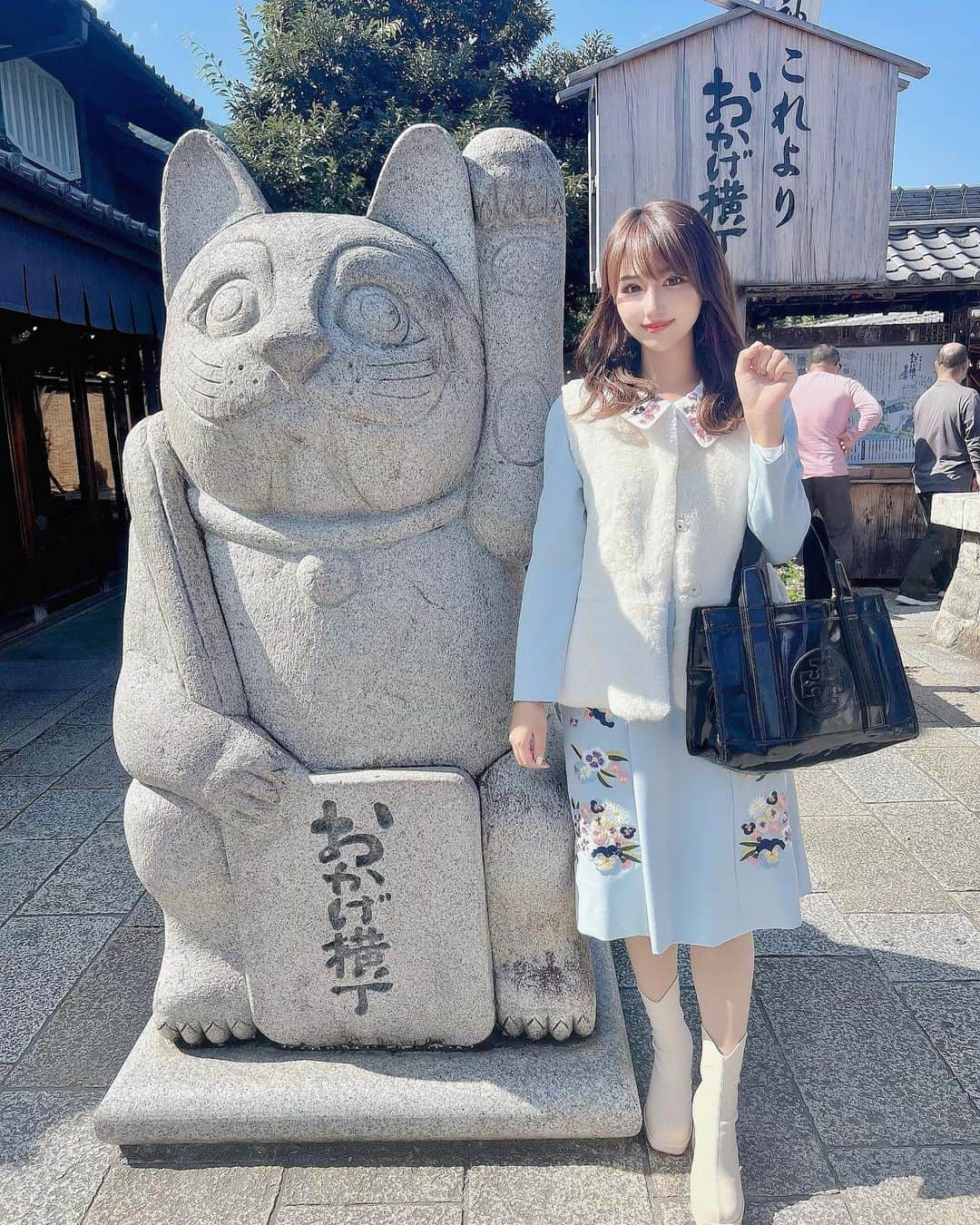 のインスタグラム：「⋆ 家族と伊勢神宮へ⛩  @sweemy_closet で可愛い白のブーツ買った🤭 毎年買い替えてるんだけど今年のは特にデザインお気に入り〜！  #伊勢神宮 #おかげ横丁 #おかげ横丁食べ歩き」