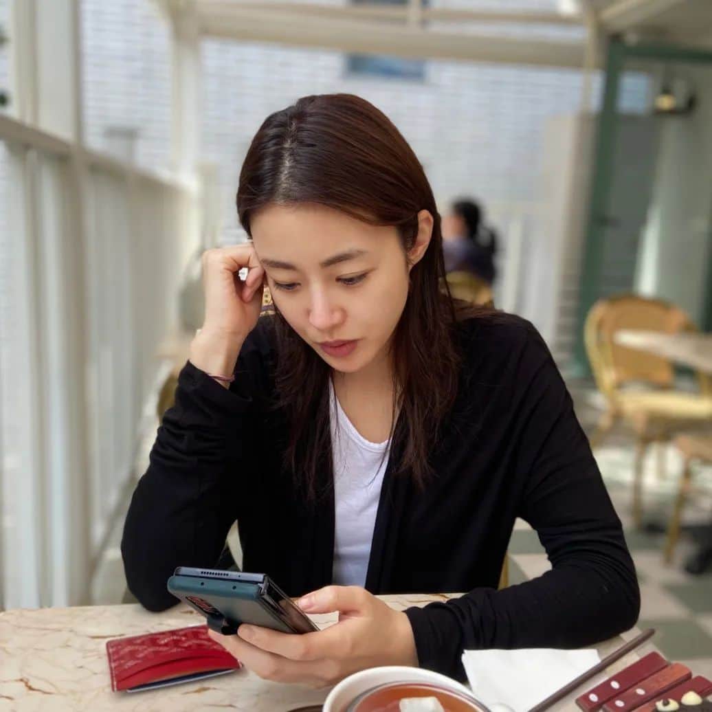 カン・ソラのインスタグラム：「뭘 더 시켜볼까 심각하게 검색중.」