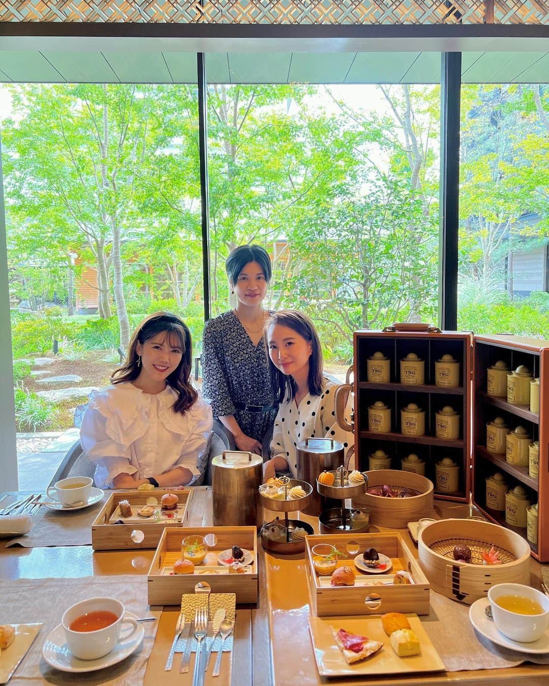 上坂由莉のインスタグラム：「⁡ 大人になってからの友達って本当に貴重✨ ⁡ ゆいかちゃんが東京から帰ってきたタイミングで 行きたかったHOTEL THE MITSUIへ🍁⸝⸝ @hotel_the_mitsui_kyoto  ⁡ 旅行、おでかけ、グルメ好きと趣味が同じなので ほーーーんと話が尽きないっ😍✈️ ⁡ また色々出かけましょっ👗💓 @00shima00 @moco___yuika  ⁡ ⁡ #HOTELTHEMITSUI #ホテルザミツイ #アフタヌーンティー #ラグジュアリーコレクション #ラグジュアリーホテル #ホテル女子会 #ホテルランチ #ホテルアフタヌーンティー #京都旅行 #京都グルメ #京都ホテル #京都観光 #秋の京都」