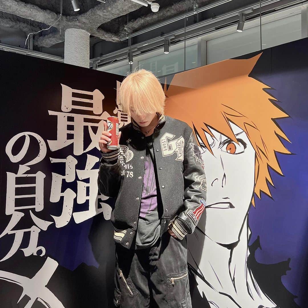 はやしんのインスタグラム：「コカ・コーラ×BLEACH「千年血戦篇」のコラボ缶「コカ・コーラゼロシュガー　ソウルブラスト」のポップアップストア@atmos新宿に行ってきたよ^ - ^ 最強の自分になれる味らしいぜ〜😶‍🌫️ ポップアップストアは11/6までだって！  #コカコーラ #BLEACH #soulblast #目覚めよ最強の自分　#PR」