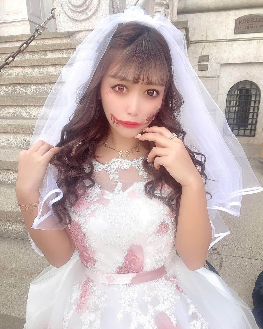 エマさんのインスタグラム写真 - (エマInstagram)「花嫁ゾンビ👰🔪♥️ 仮装してユニバ行ってきた🍬 傷メイク、自分でやったけどなかなか上出来じゃない？💗💗  4年ぶりにハロウィンナイト🎃 ユニバほんとに楽しくて好き  沢山乗りもののって沢山食べて、昼から夜までずっと楽しかった🫶  ・ ・ ・ ・  #burlesque #burlesquetokyo #バーレスク東京 #バーレスク #パーティーオン #六本木 #歌舞伎町 #キャバ嬢 #いいね返し  #水着#グラビア #バーレスク東京第7世代  #ビジョビ #ユニバ #ユニバーサルスタジオジャパン #usj #showgirl #japanesegirl #instagood #instalike」10月26日 20時15分 - ema_burlesque