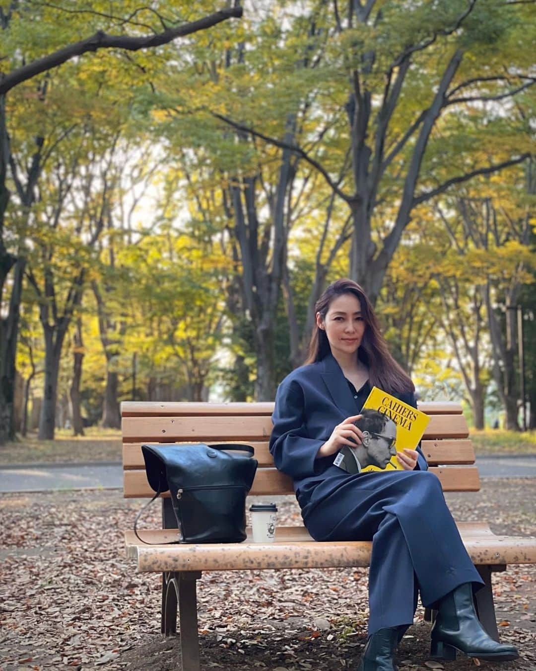 霧島れいかのインスタグラム：「a clear autumn day🍂 気持ちの良い公園に 久しぶりに行って 穏やかで普通で良い日だった♪  #cahiersducinema  #jeanlucgodard #autumnsunset  #autumncolors」