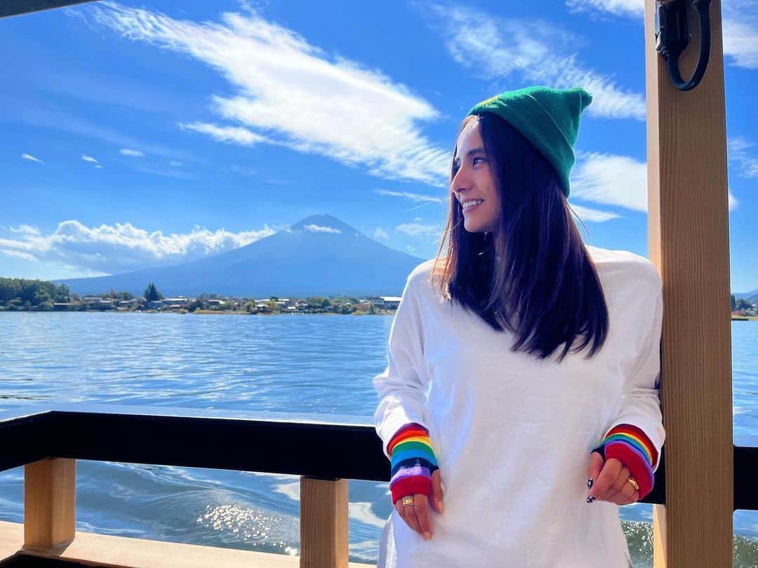 佐野千晃のインスタグラム：「富士山とわたし🗻  あたしを撮るのがドンドン上手くなっていく旦那のお気に入りの写真🤳  、、、、まだ富士山のテッペンは白くなかった、、、笑  #natural #healthy #good #gilrs #gilr #cool #cute #ooted #selfie #self #face #スポーツ女子 #スポーツ #笑顔 #ひまわり #富士山 #横顔」