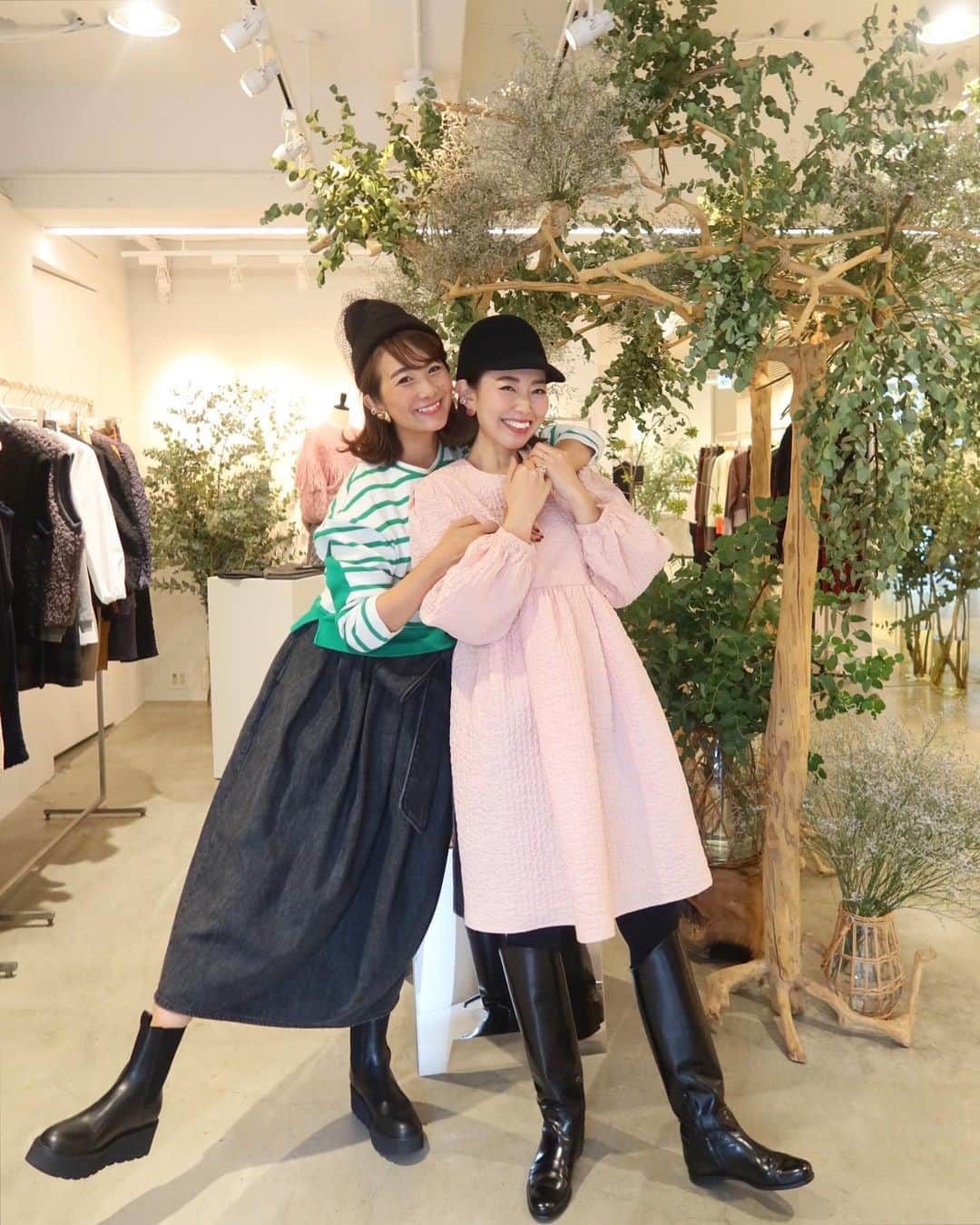 Mai Wakimizuのインスタグラム：「昨日までのpopup shopにお越し頂いたお客様、応援して下さったお客様、有難うございました。popup shopの開催は何度重ねても未だに慣れず、前日の夜は不安でいっぱいになります。(今回は1人もお客様が来ない夢を見てしまい初日の朝から真加と恐怖に襲われました。笑) 決して交通の便が良い場所ではない神戸の会場に、わざわざLINKABLEの為に、私達の為に足を運んで下さること、ありきたりな言葉しか見つからないのが悔しいですが、本当に感謝の気持ちでいっぱいです。東京、名古屋、和歌山、高知、福岡と全国からpopupの為だけに日帰りで来て下さった方も目立ち、本当に自分のブランド？と夢みたいです。 打ち上げで皆が口を揃えて言ってたのは、"LINKABLEのお客様は皆優しくて良い人"だということ。そうでしょ〜♡と自信満々に自慢しました♡笑 そして自慢出来るのはお客様だけではなく毎日一緒に頑張ってくれているスタッフ皆のことも♡昨晩から皆の長文lineが鳴り止まず、もう私満たされ過ぎております。笑 皆がお客様と一緒に何を買おうか悩んでる姿、これもまた夢みたいでした♡LINKABLEを愛してくれてる人達がteamで居てくれてることほど幸せなことはない。この場を借りて、有難う♡ そして私自身は生後2ヶ月の娘を連れての店頭。どうなることかとドキドキでしたがスタッフの皆やお客様の温かさに助けられ(ベビーカーのお客様が多く娘と並んで寝てる姿はただの癒しでした♡)毎日楽しく接客させて頂くことが出来ました。(初日グズグズだった娘も2日目からはグッスリで日常を取り戻しました♡笑)まだ生後2ヶ月の娘を連れてのお仕事は色々と考えることも多いですが、それが私の人生、娘の人生なのです。（娘、すっかり多忙な毎日でごめんよ。笑) そして愛するパートナー真加、真加のセンスと知識の豊富さには頭が上がりません。絶大な信頼をおいてます。尊敬してます。妊娠出産で任せることも多く迷惑ばかりかけたけど、嫌な顔ひとつせず支えてくれました。後もう少しだけ大きなブランドになる夢を叶えるべく、走り続けようね！だからずっと元気でいてね！(リアルに健康管理について朝から話しました。笑) 6日間沢山の方とお話が出来、お買い物のお手伝いが出来、とっても楽しかったです！来春のpopupを目標に、"愛情いっぱいのモノづくり"頑張ります♡と言うかもうそれに向けて動き出してます♡LINKABLEに関わる全ての皆様に向けて、本当に有難うございました！愛を込めて♡ #linkable」