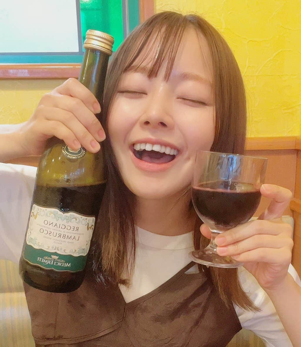 上田操さんのインスタグラム写真 - (上田操Instagram)「サイゼで飲みまくる彼女  . . . #サイゼリヤ  #ワイン #ランブルスコ #wine #lambrusco」10月26日 20時55分 - mso_k_0423