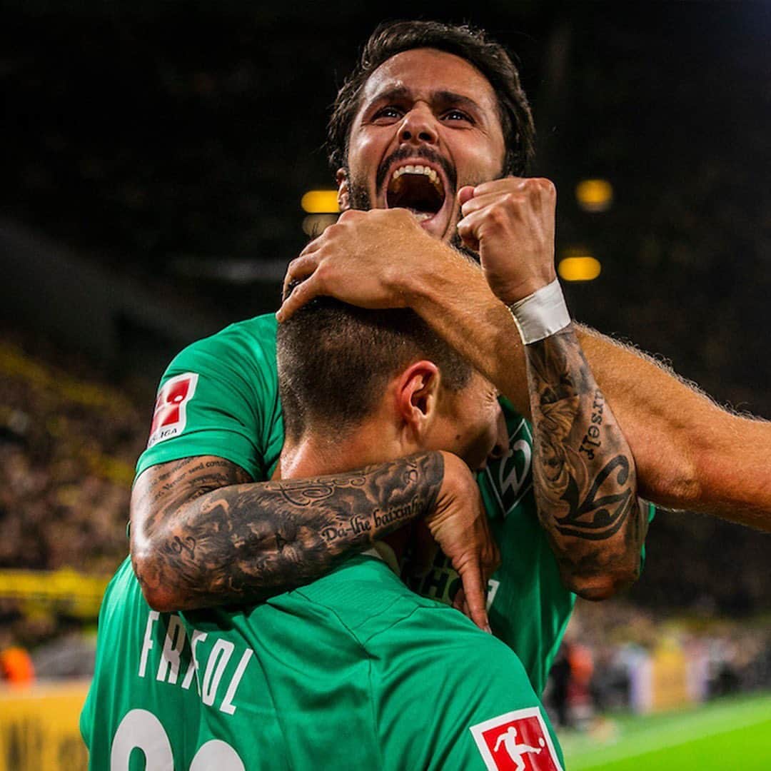 のインスタグラム：「Weiter geht die wilde Reise 🤝🏻 @leobittencourt32 👀   #Werder #Bittencourt #Vertragsverlängerung #Verlängerungslachs」