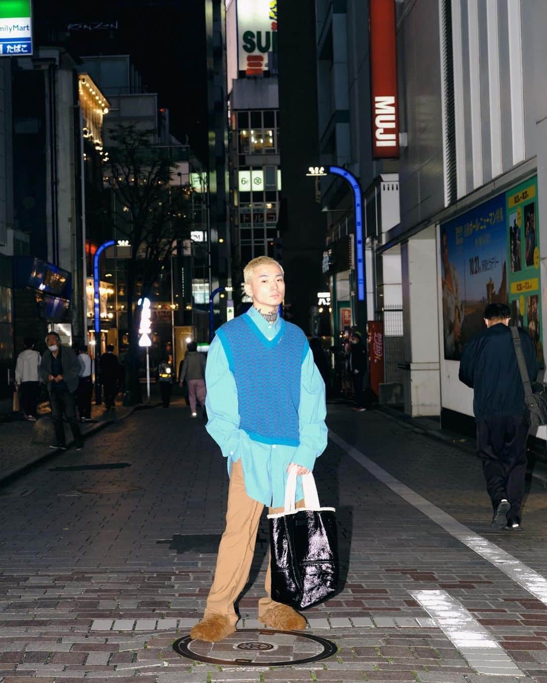 カワグチジンのインスタグラム：「新宿の伊勢丹メンズ館のMARNIのポップアップショップへ行って来ました。 おいら的にはこのポワポワの靴がお気に入り。  @marni  @isetanmens」