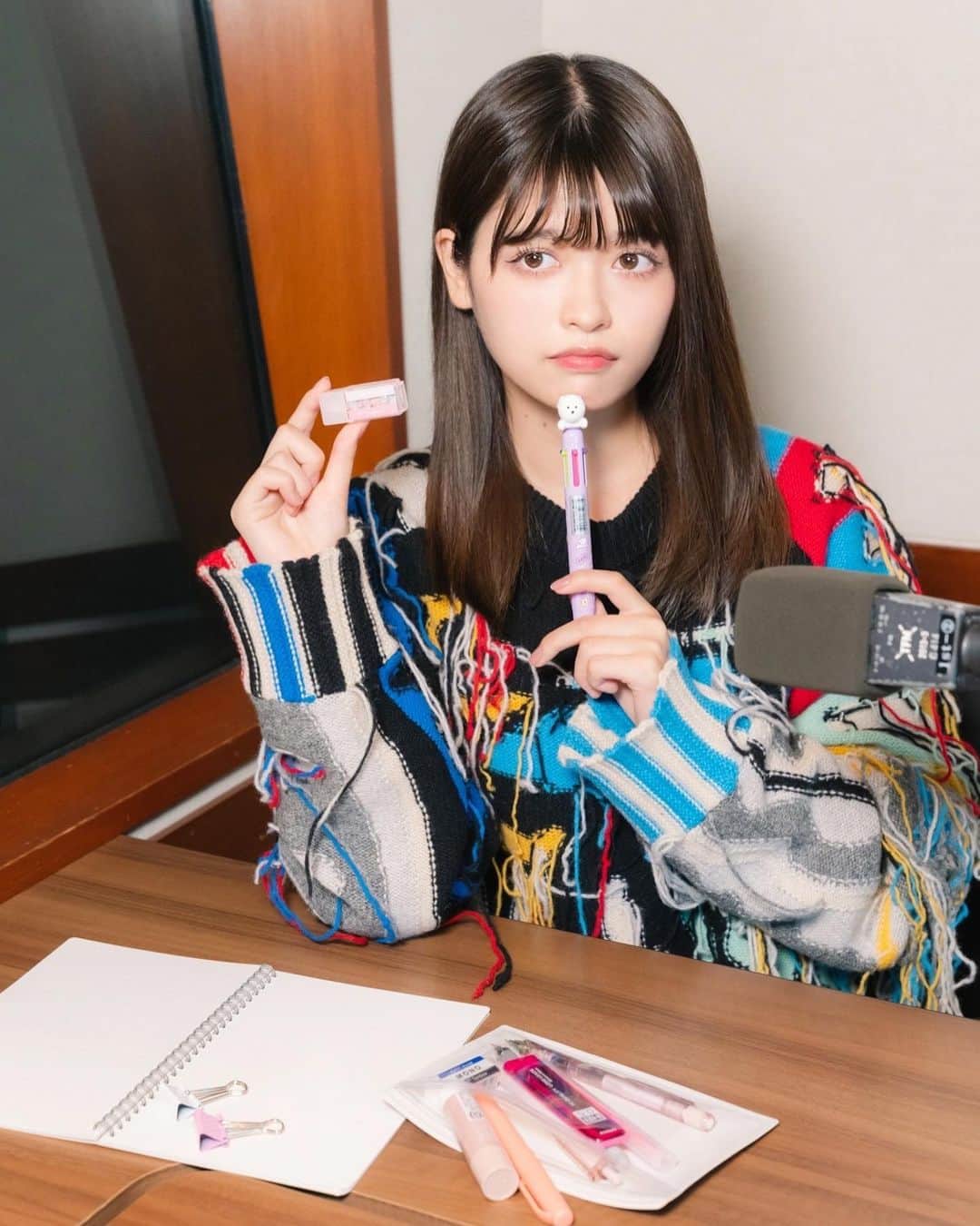 景井ひなのインスタグラム：「_ 【 お知らせ 】 SCHOOL OF LOCK!の企画 「10代 筆箱の中身リアル調査 supported by モノポケット」 昨日から本格調査がスタートしました☺︎ . 調査への参加は簡単です！ 自分の筆箱の中身を写真に撮って、 「#スクールオブロックとモノポケット」そして、 「#景井ひなちゃん筆箱の中身みて」を付けて TwitterやInstagramに投稿するだけ！ . 修正テープ「モノポケット」を 君の筆箱の仲間に加えて、ぜひ応募してね！🌸」