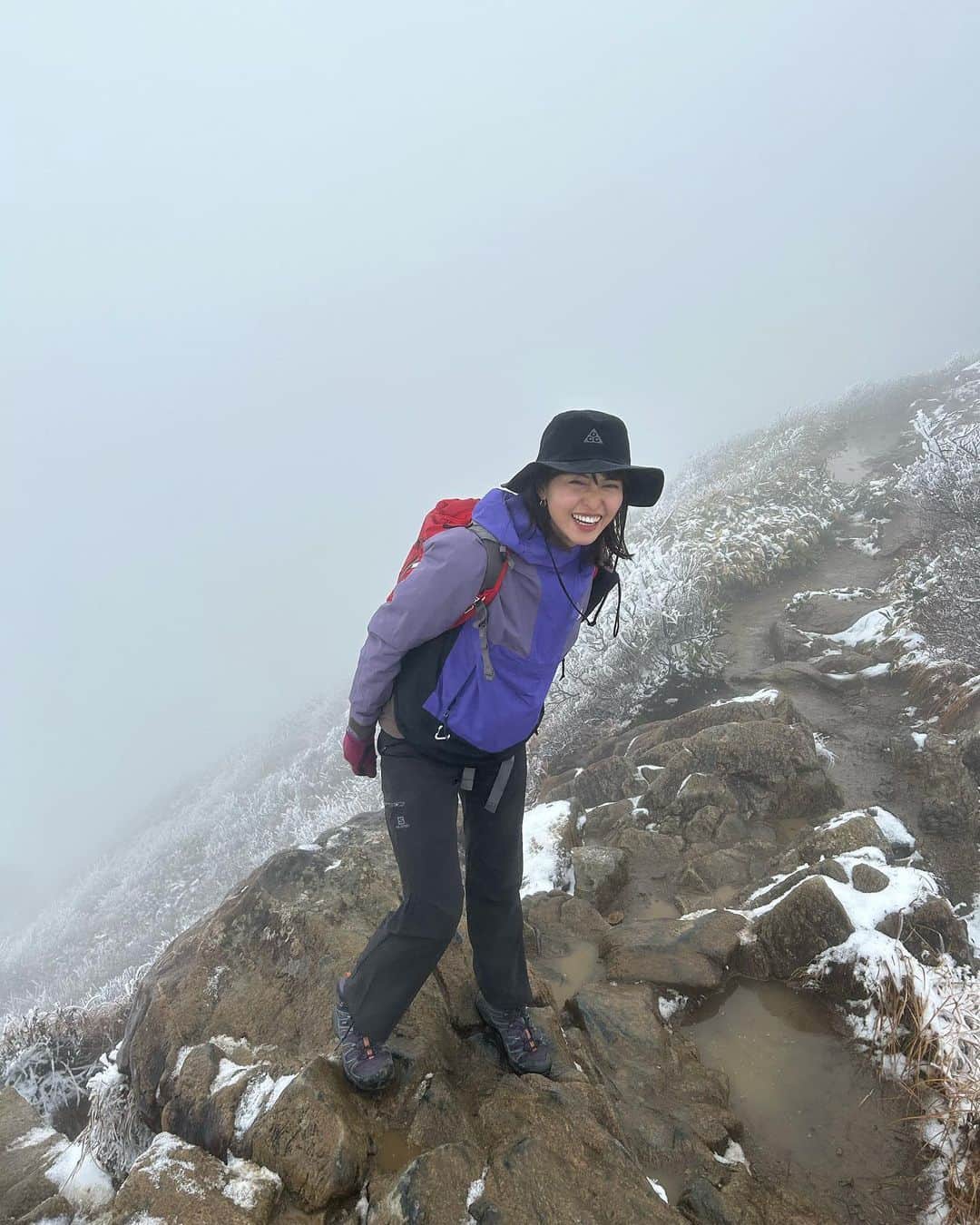 三原勇希のインスタグラム：「#谷川岳 頂上付近になると、同じ日の同じ山とは思えない雪景色🌨❄️☃️冬先取り❤︎  リフｧは足場選びが上手なので、下りはいつもリファが先。私はリフｧが歩いた道を真似するだけなのに、毎回私だけ集中力なくしてすっ転ぶ😂   登山は行き帰りも含めていっぱい話す時間があっていいね🥰みなかみで温泉入って帰りました。最高の一日！ with @rihwa_official 🥰」