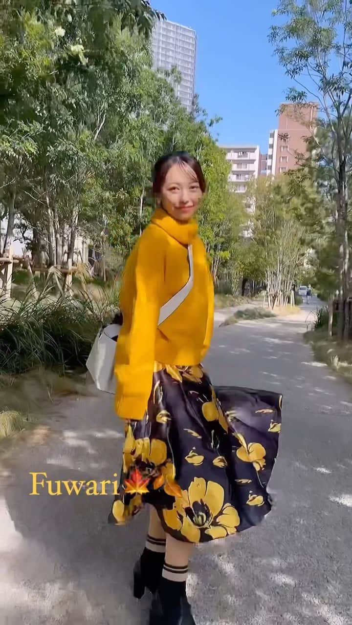 黒澤ゆりかのインスタグラム：「銀杏並木はこのファッションで行こうと思うの☺️💛  黄色もとっても可愛い時期ですね🍁🌾🍂🧸📚  @fuwari_flow」