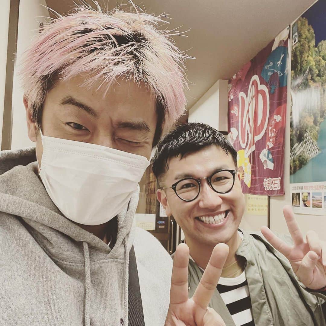 永井佑一郎のインスタグラム：「彼の名前はおずんずん。  彼は、僕がやっている  リズムプランナー（CM。楽曲。リズムネタetc.を制作するお仕事）で、リズムネタを欲しいとＤＭで送って来てくれた１人です。  彼も僕が大丈夫かを心配して会いに来てくれた1人です。感謝。  おずんずんは、めちゃくちゃ変わっていて、でも良いやつなんです。  サウナ行きましょー！僕サウナ好きなんですよー。と言い行くと『水風呂はちょっと』って言うし  永井さんを励ましに来ました！って言って来てくれたのに『僕最近辛いんすよ、聞いて下さいよー』って相談だしww  俺は腹減ってないのに、僕腹減ってるんでご飯行きましょーだったりww  なんつっても2時間遅刻してきやがったしww  『なんだこいつ〰︎！』w  でも、おずんずん！気持ちが嬉しーよ！  有難な💙」