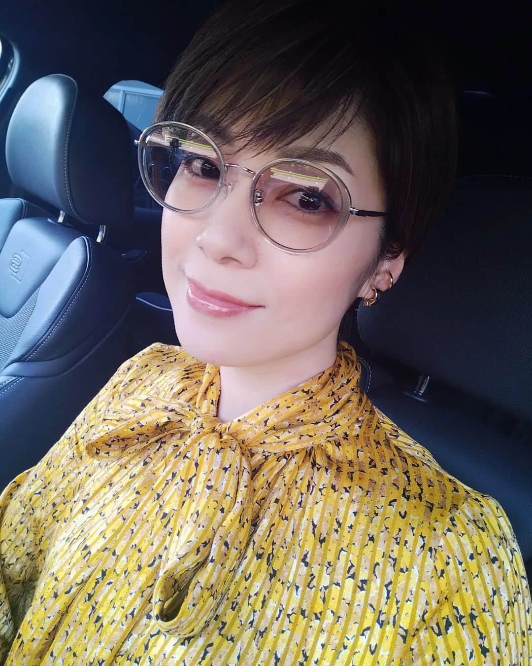 のインスタグラム：「今日は母校の放送部の指導だったので、車で移動〜🚙 @owndays_jp のサングラス、かけやす〜い🕶️✨✨✨」