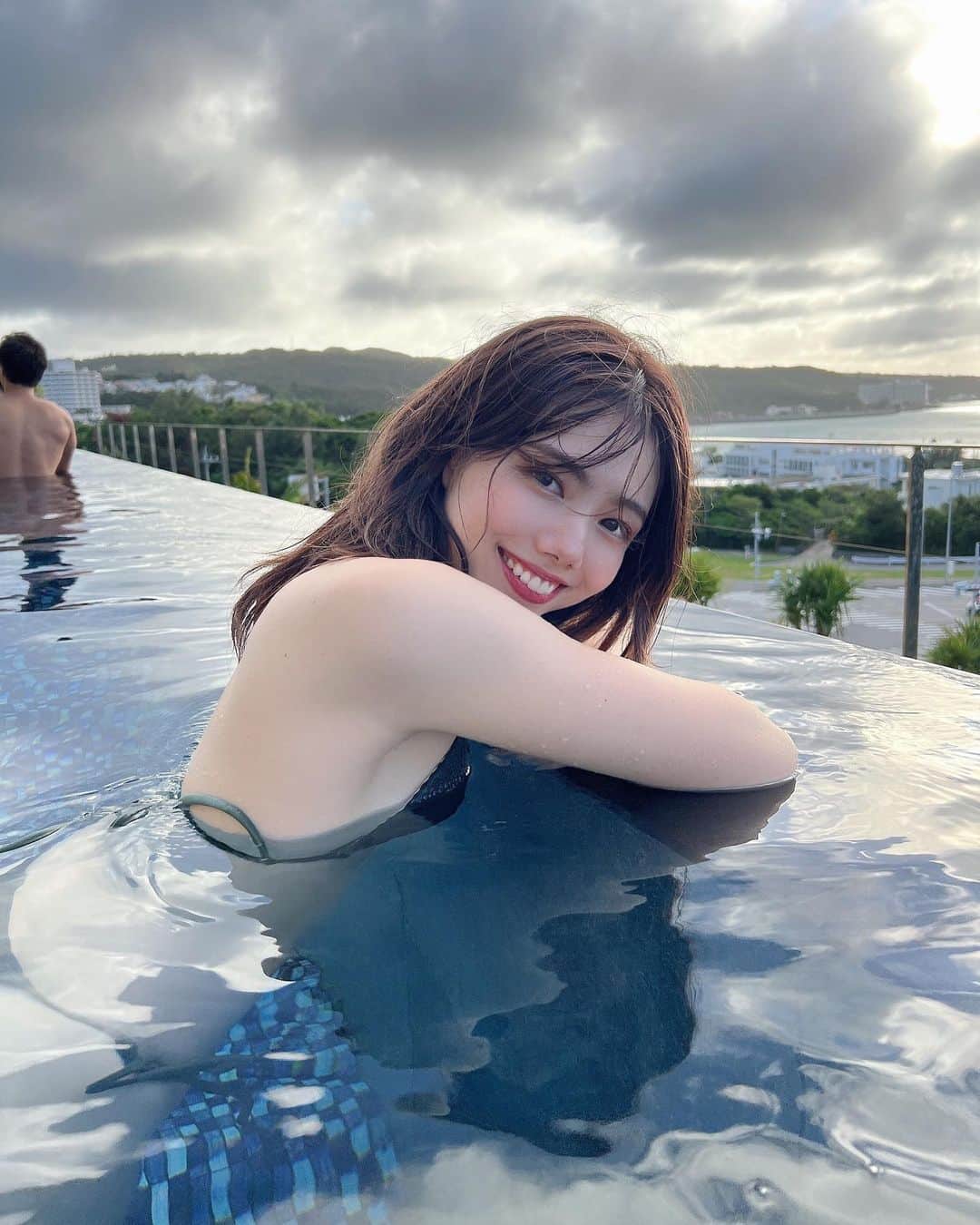 波田妃奈さんのインスタグラム写真 - (波田妃奈Instagram)「沖縄投稿らすとっ🚩  まだまだ写真あるので たまーにアップさせてください😉  #沖縄 #沖縄旅行 #やっと右から笑 #お待たせしました🤣 #インフィニティプール  #沖縄 #hiyoriオーシャンリゾート沖縄  #水着」10月26日 21時42分 - hina__fitness