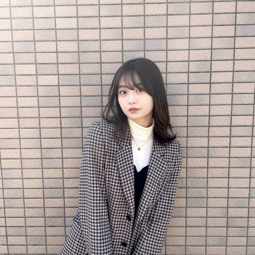安村真奈のインスタグラム：「お久しぶりなってしまいました~🍁 急に寒くなってわくわくしてます^ ^  今年の冬はクリスマスツリーを部屋に置くことが目標🎄 楽しみだね！  #安村真奈 #クリスマスツリー #クリスマス #ミディアムヘア  #ジャケットコーデ #キャミワンピ #タートルネックニット」