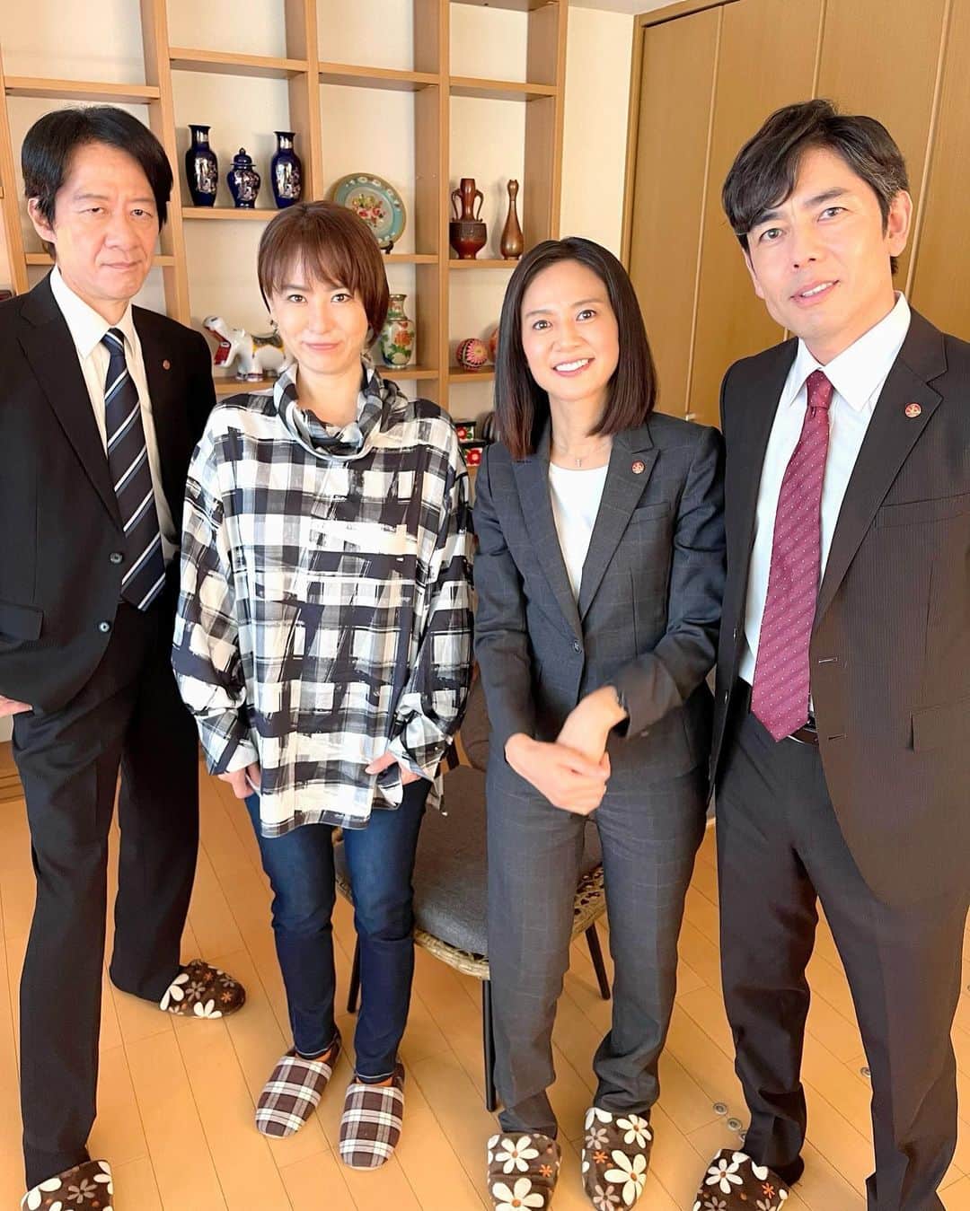 鈴木砂羽さんのインスタグラム写真 - (鈴木砂羽Instagram)「捜査一課の皆さまと。。🤍  美和子的には これまであんまりなかった 並び！？  篠原ゆき子ちゃん、 だんだんお顔七変化😸 お茶目で 最後爆笑🤣🤣🤣 面白過ぎ！！  #相棒21 #aibou #捜査一課 #トリオザ捜一 #伊丹憲一 #芹沢慶二  #出雲麗音 #亀山美和子  第3話  衣装 #so_close_official #ソークロース  ジュエリー @kinoshitapearl #kinoshitapearl」10月26日 22時04分 - bombon_sawa